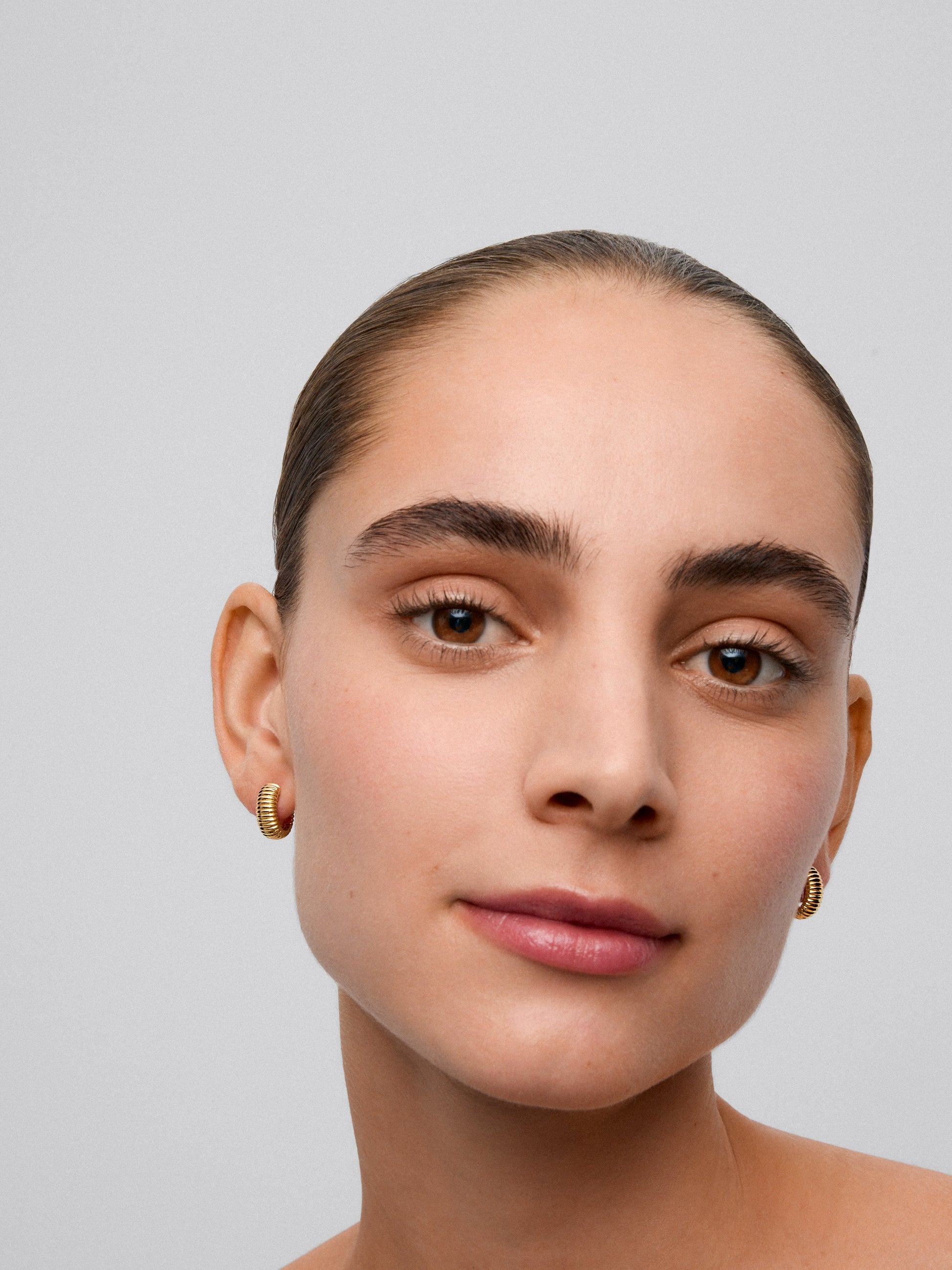 Pendientes gallonados de oro amarillo de 18K