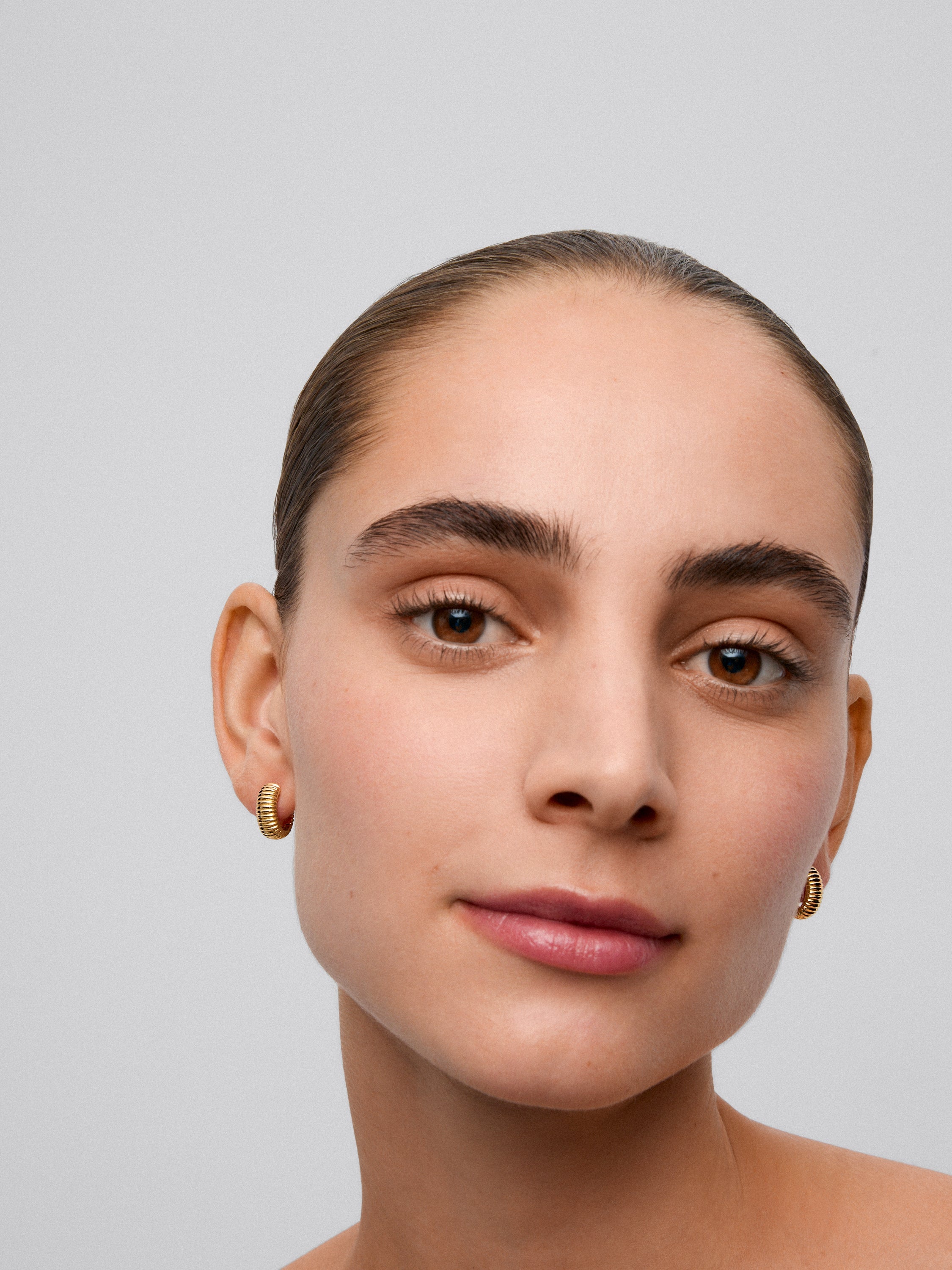 Pendientes gallonados de oro amarillo de 18K