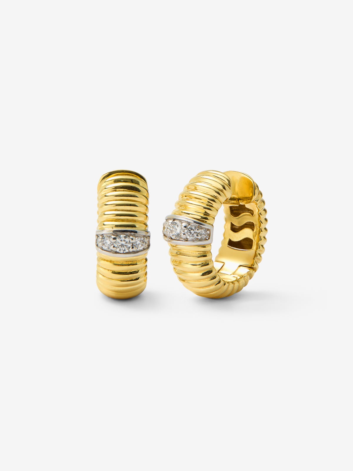 Pendientes gallonados de oro blanco y amarillo de 18K con pavé de diamantes en talla brillante con un total de 0,13 ctsen talla brillante con un total de 0,13 cts