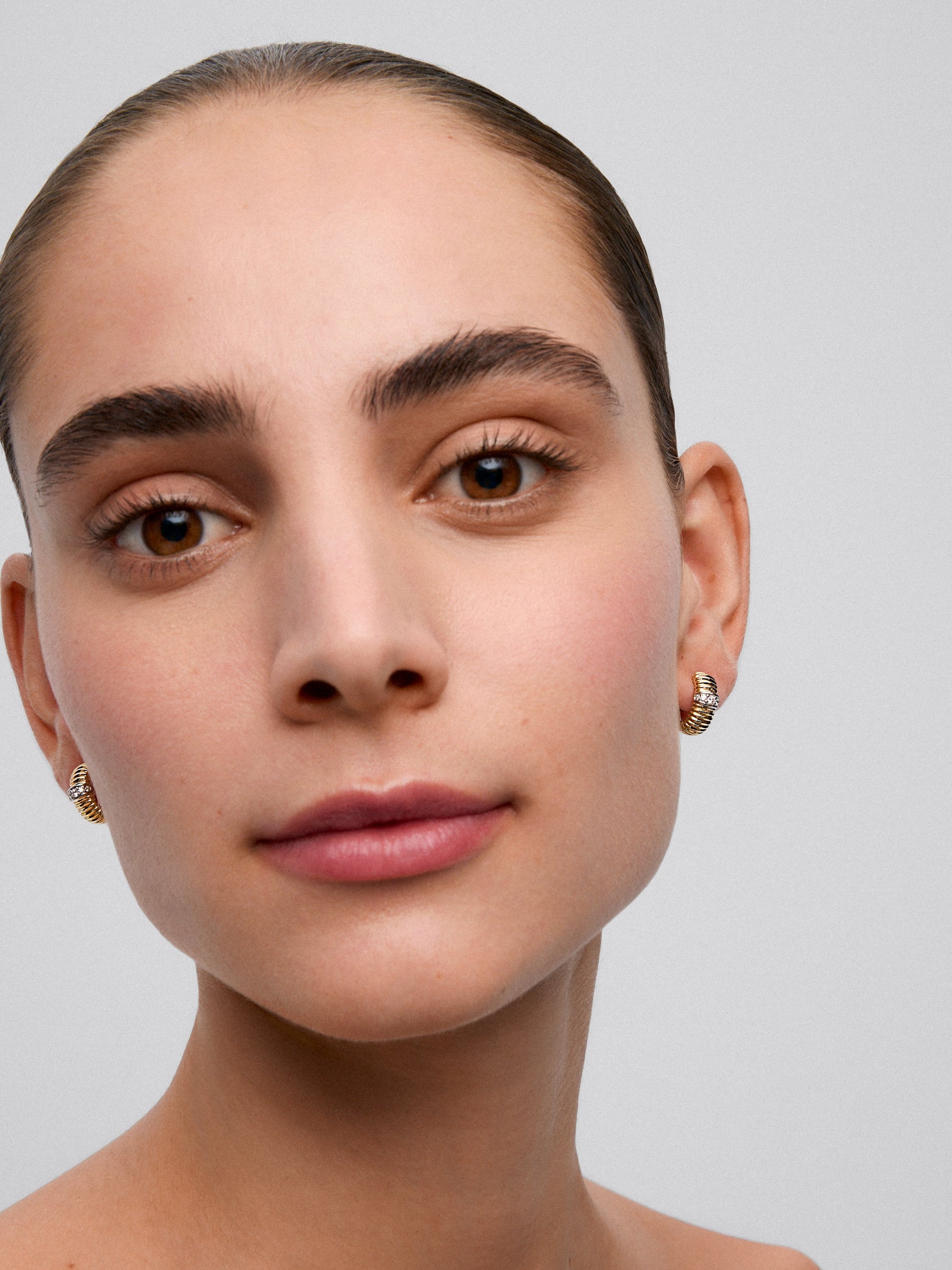 Pendientes gallonados de oro blanco y amarillo de 18K con pavé de diamantes en talla brillante con un total de 0,13 ctsen talla brillante con un total de 0,13 cts