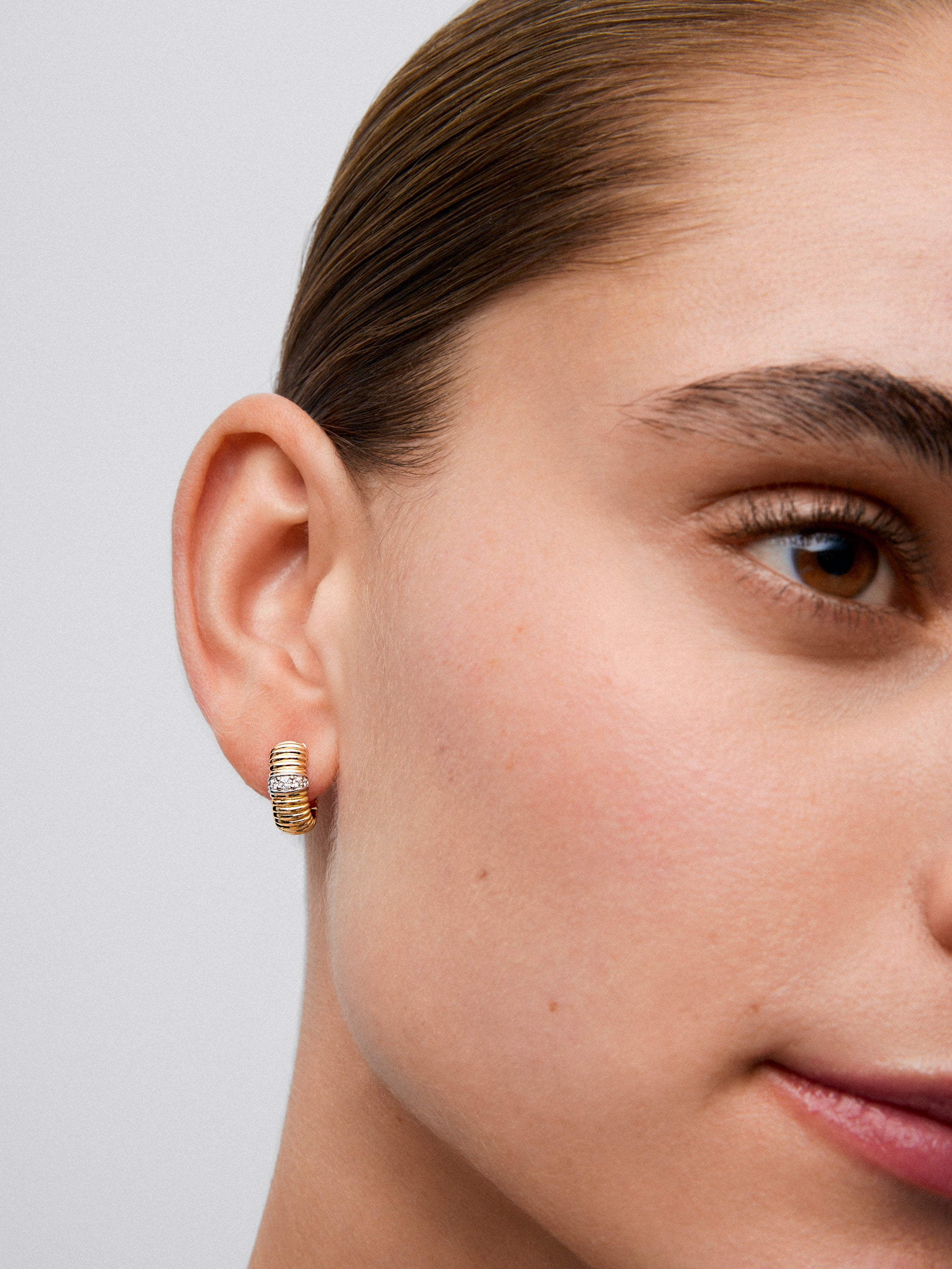 Pendientes gallonados de oro blanco y amarillo de 18K con pavé de diamantes en talla brillante con un total de 0,13 ctsen talla brillante con un total de 0,13 cts