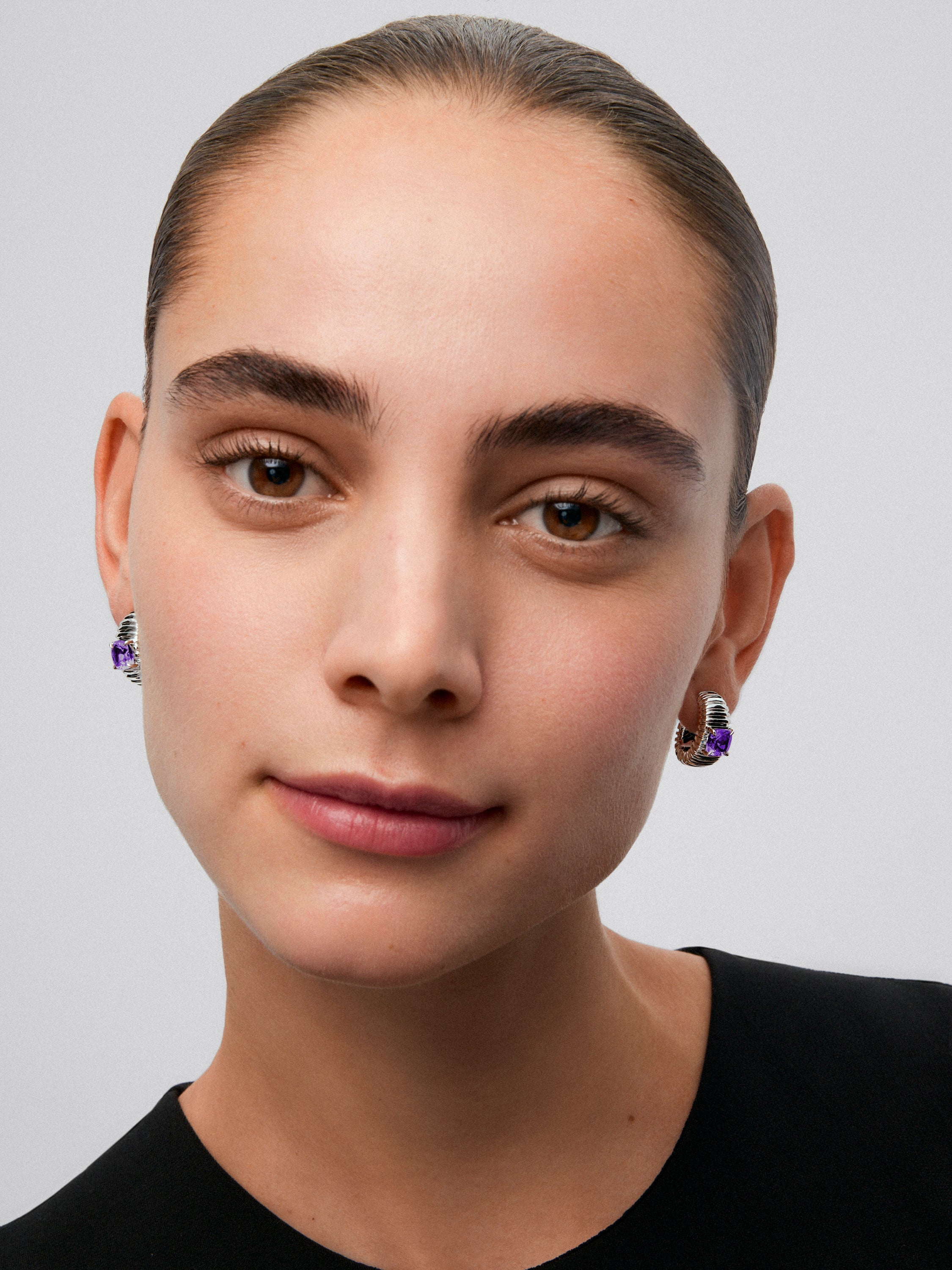 Anillo de oro blanco de 18kt con diamantes y zafiros