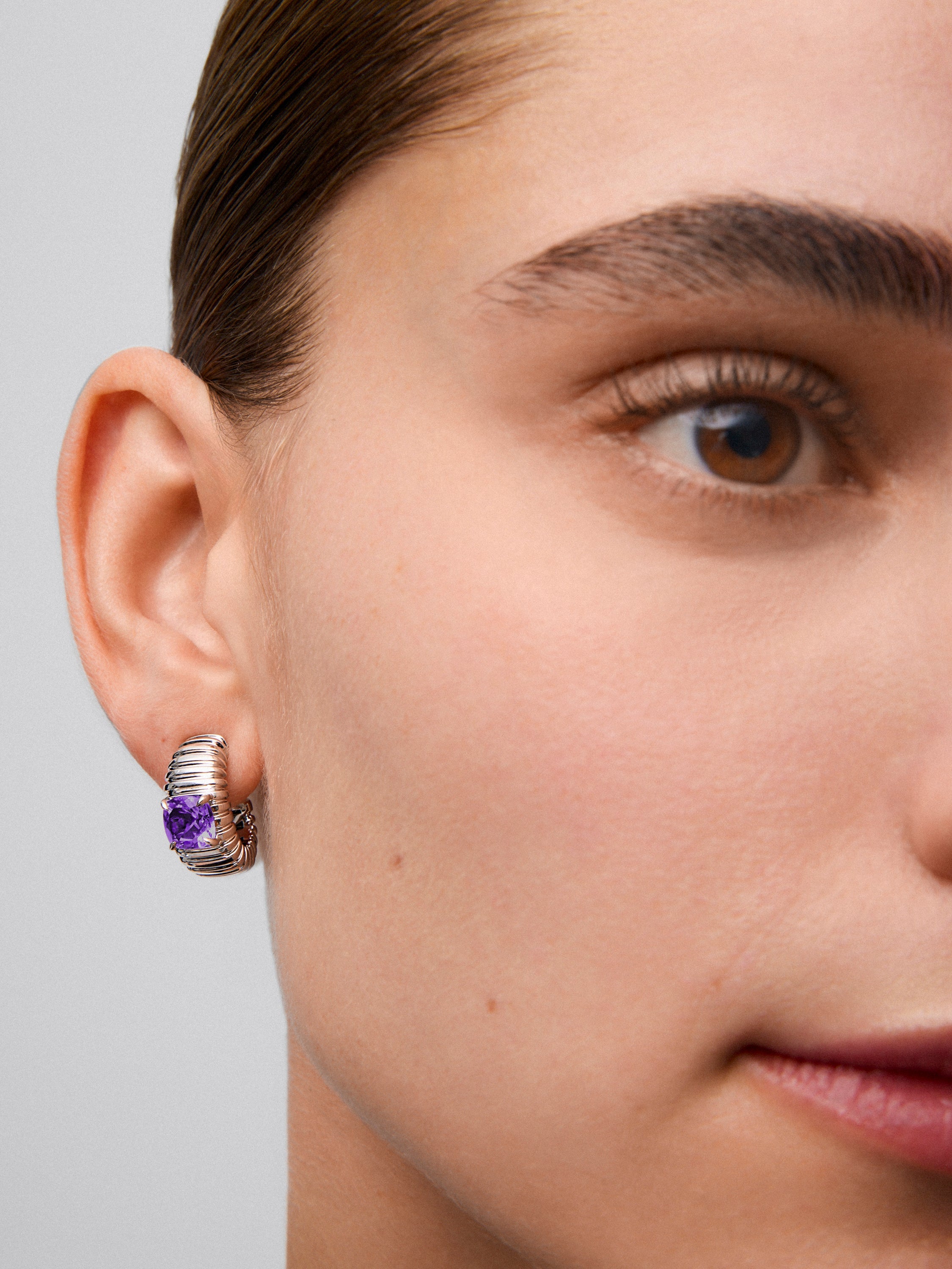 Anillo de oro blanco de 18kt con diamantes y zafiros