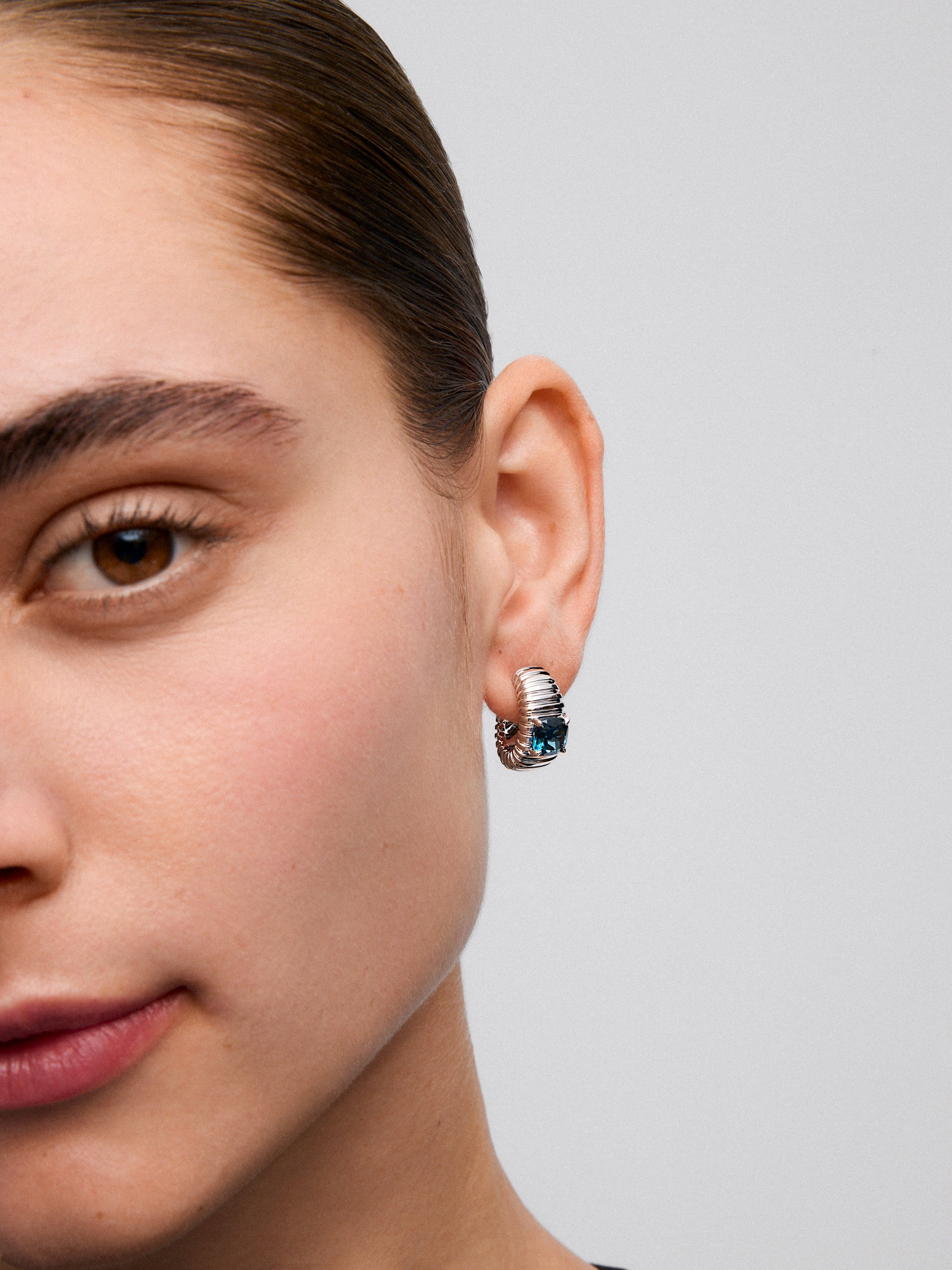 Pendientes gallonados de plata 925 con  topacios azul London