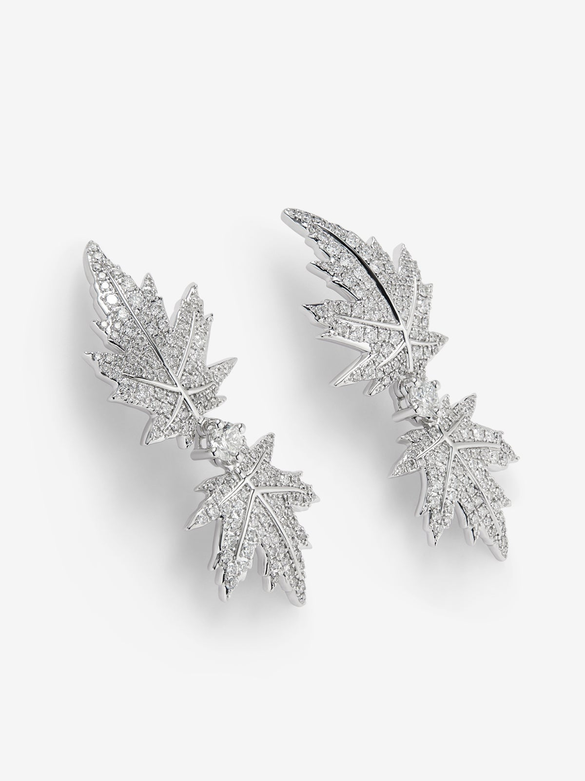 Pendientes largos de oro blanco de 18K con diamantes y forma de hoja de arce