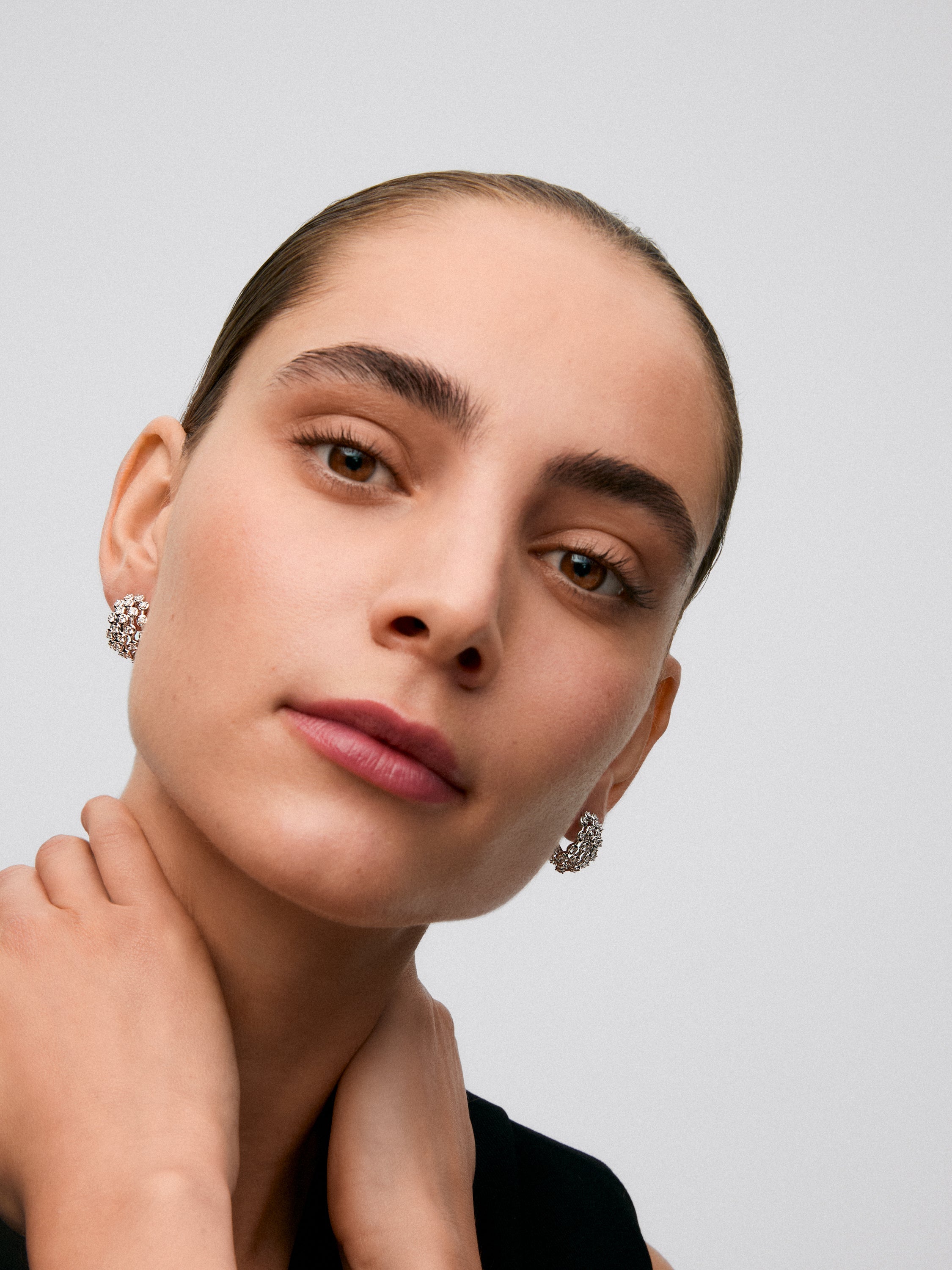 Pendientes de oro blanco de 18K con 58 diamantes en talla brillante con un total de 2,03 cts