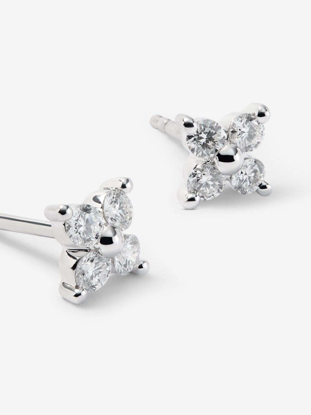 Pendientes flor de oro blanco de 18K con diamantes en talla brillante con un total de 0,46 cts