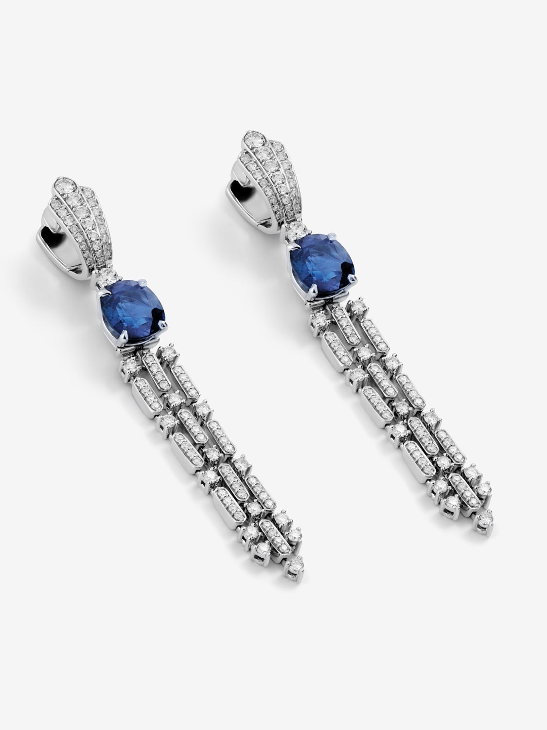 Pendientes de alta joyería en oro blanco de 18K con zafiros azul royal en talla cushion y diamantes en talla brillante