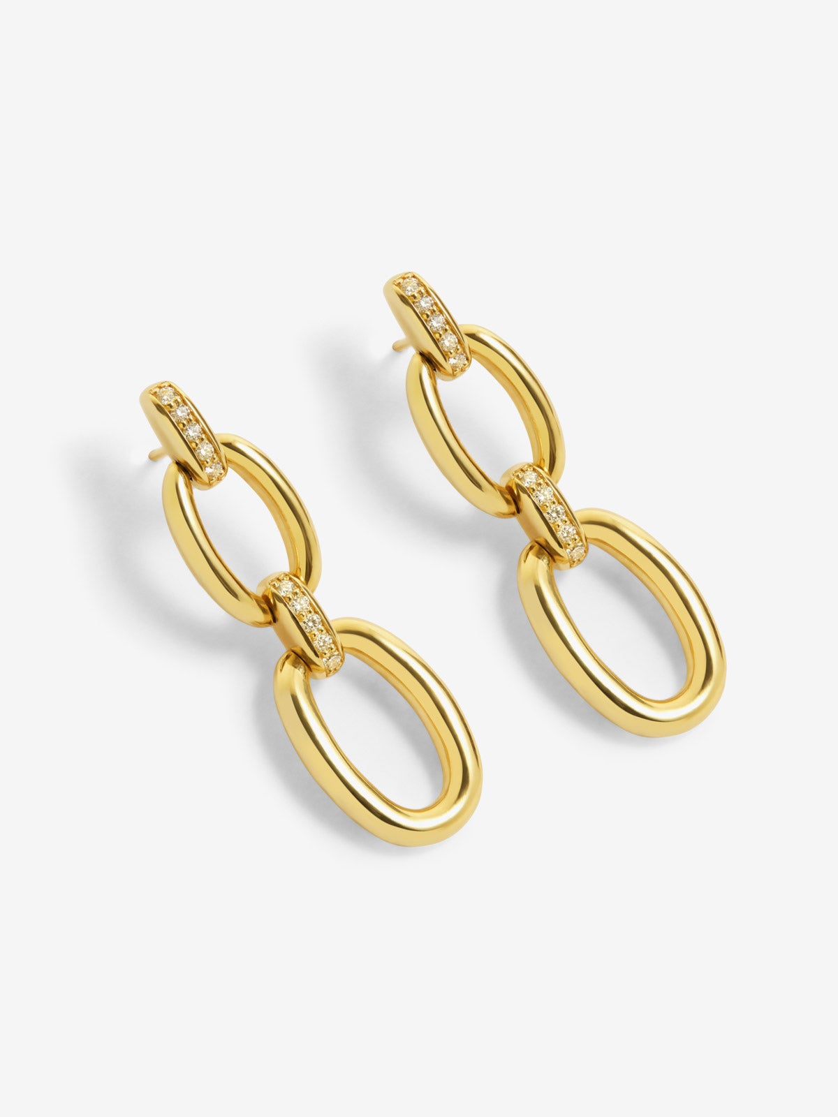 Pendientes cortos de eslabones de oro amarillo de 18K con pavé de diamantes