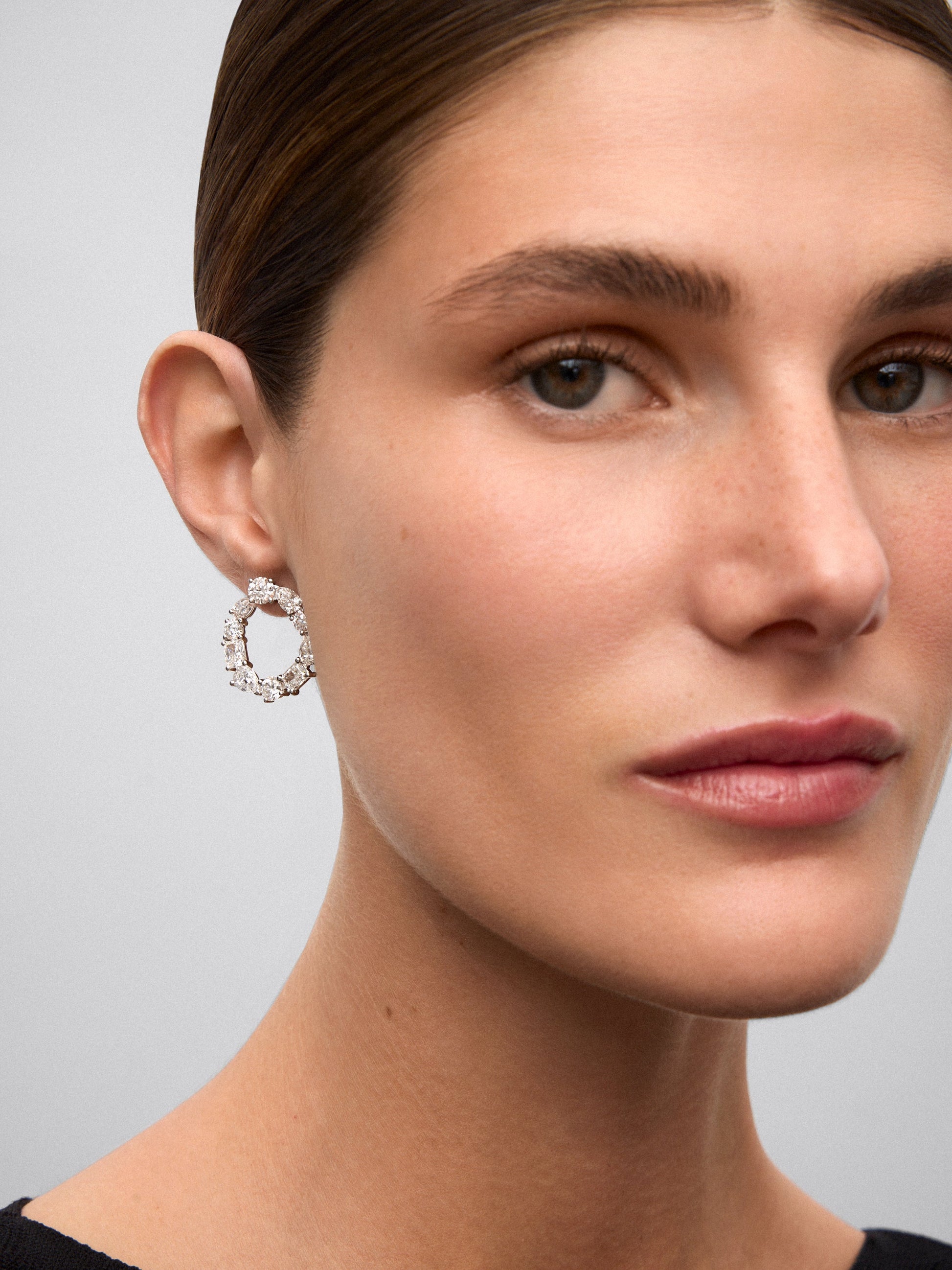 Pendientes de aro de Alta Joyería en oro blanco de 18K con diamantes