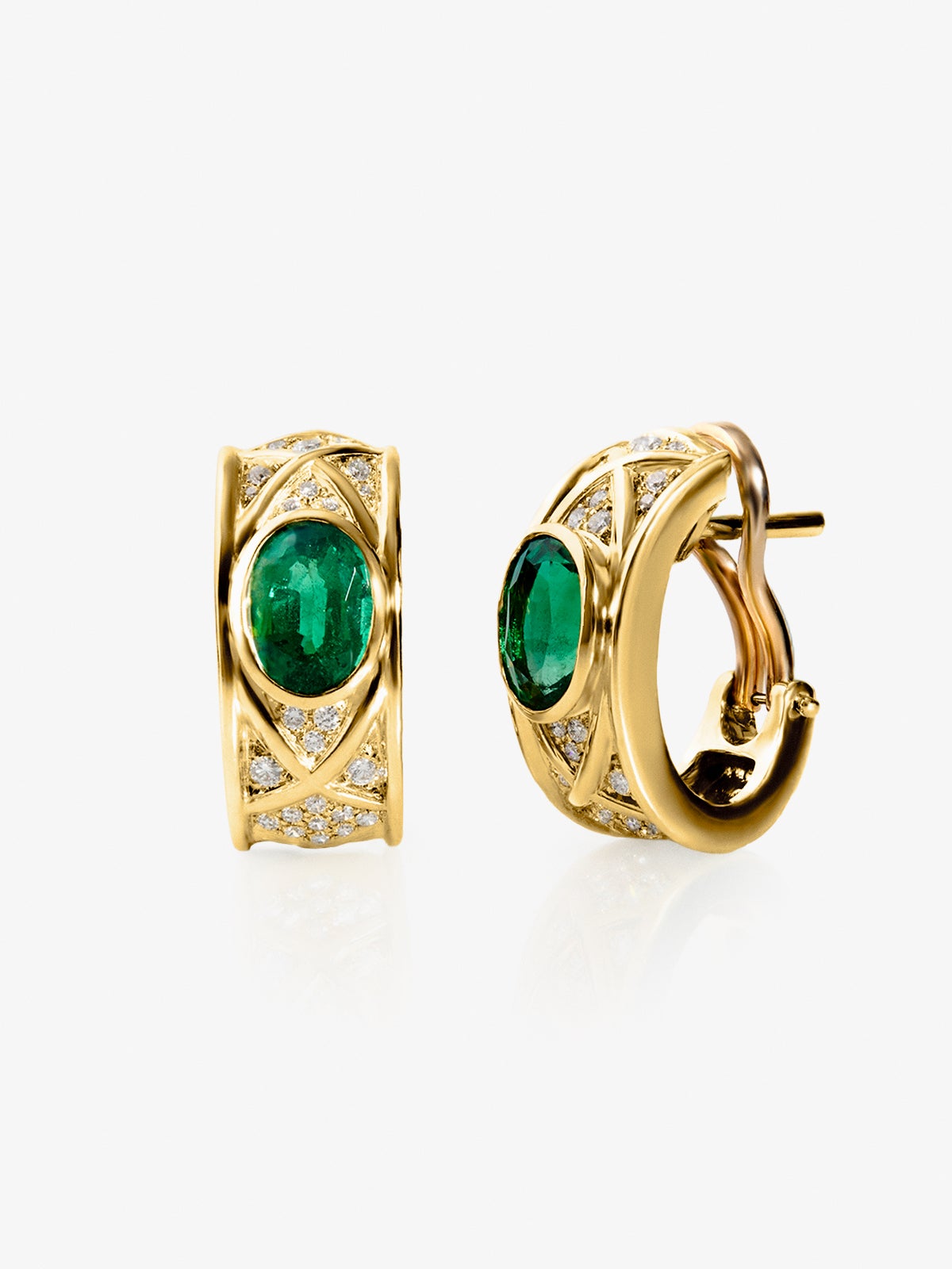 Pendientes de oro amarillo de 18K con esmeralda en tallla oval de 3 cts y diamantes en talla brillante con un total de 1,58 cts