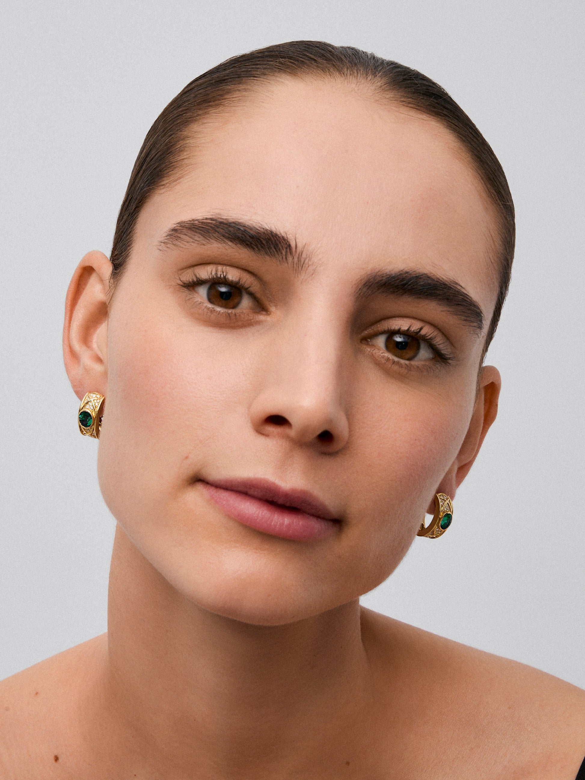 Pendientes de oro amarillo de 18K con esmeralda en tallla oval de 3 cts y diamantes en talla brillante con un total de 1,58 cts