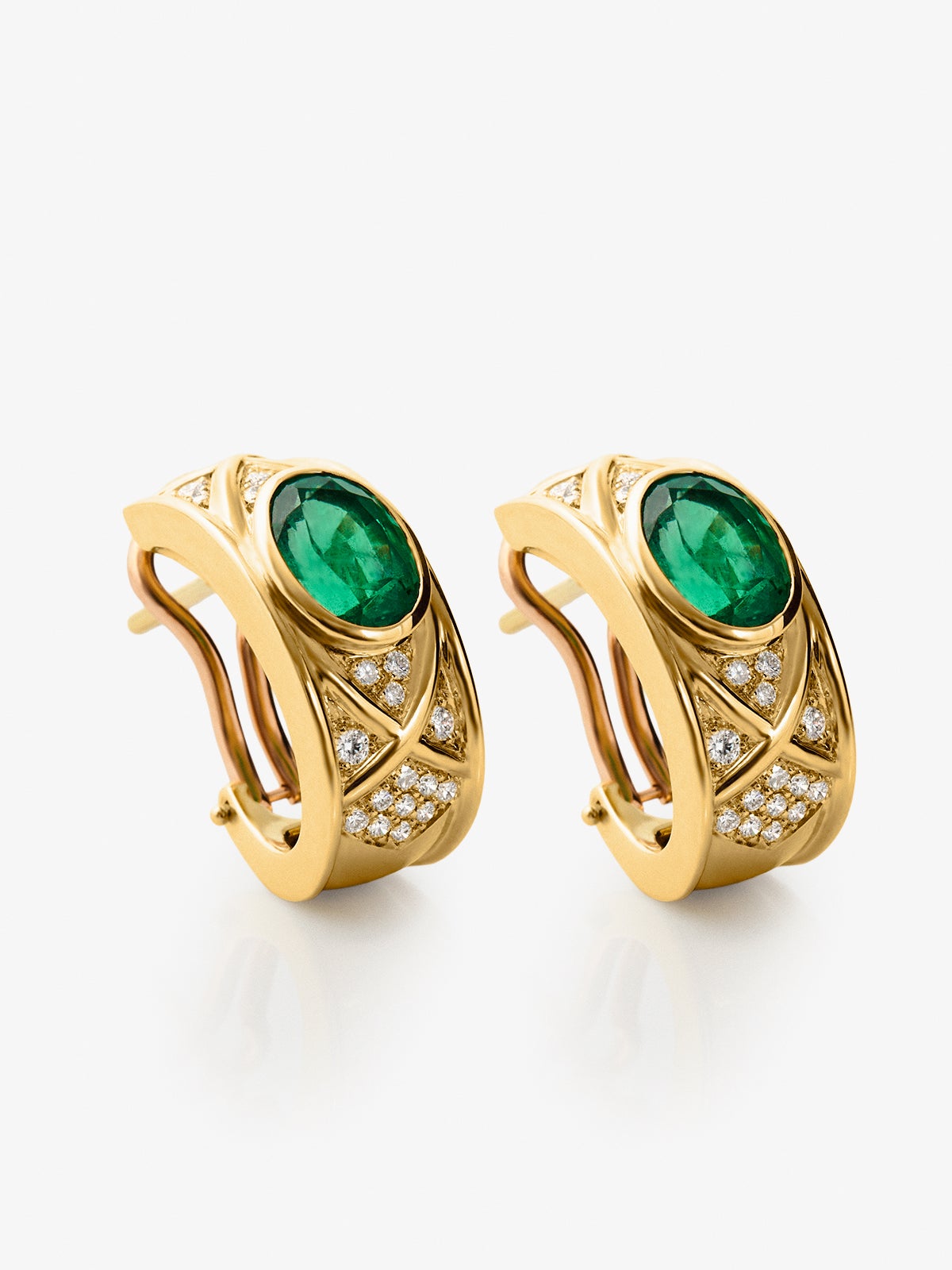 Pendientes de oro amarillo de 18K con esmeralda en tallla oval de 3 cts y diamantes en talla brillante con un total de 1,58 cts