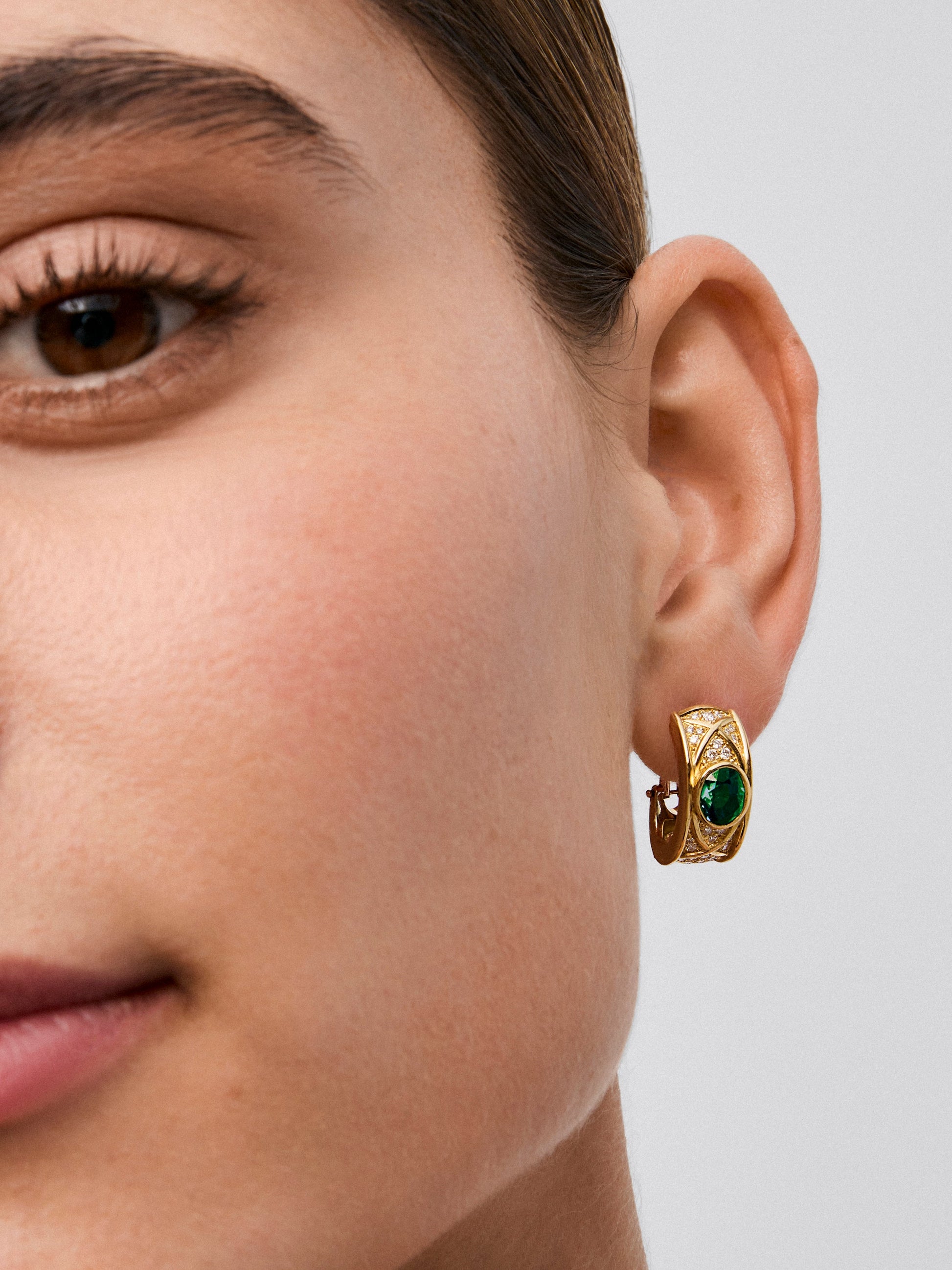Pendientes de oro amarillo de 18K con esmeralda en tallla oval de 3 cts y diamantes en talla brillante con un total de 1,58 cts