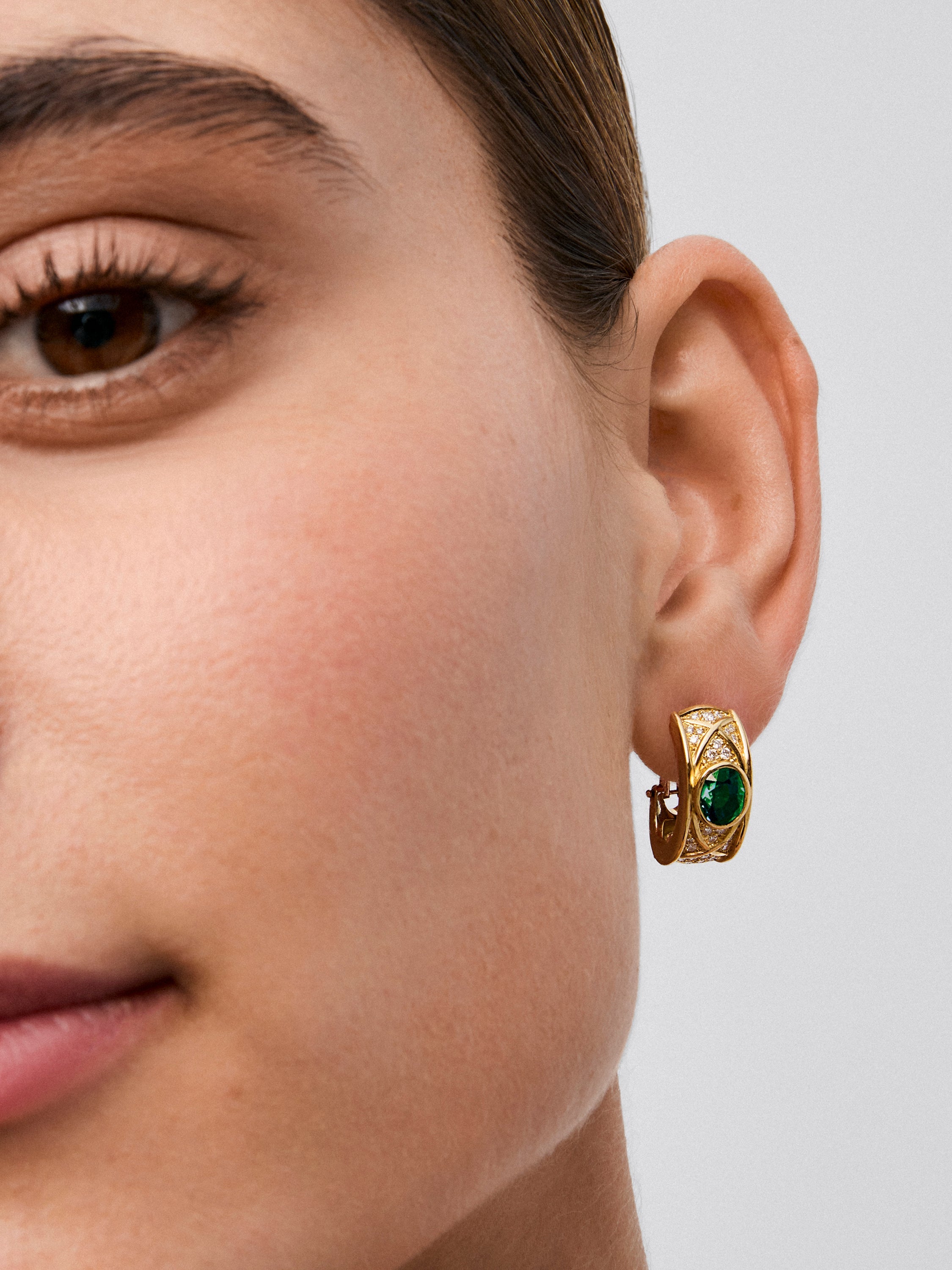Pendientes de oro amarillo de 18K con esmeralda en tallla oval de 3 cts y diamantes en talla brillante con un total de 1,58 cts