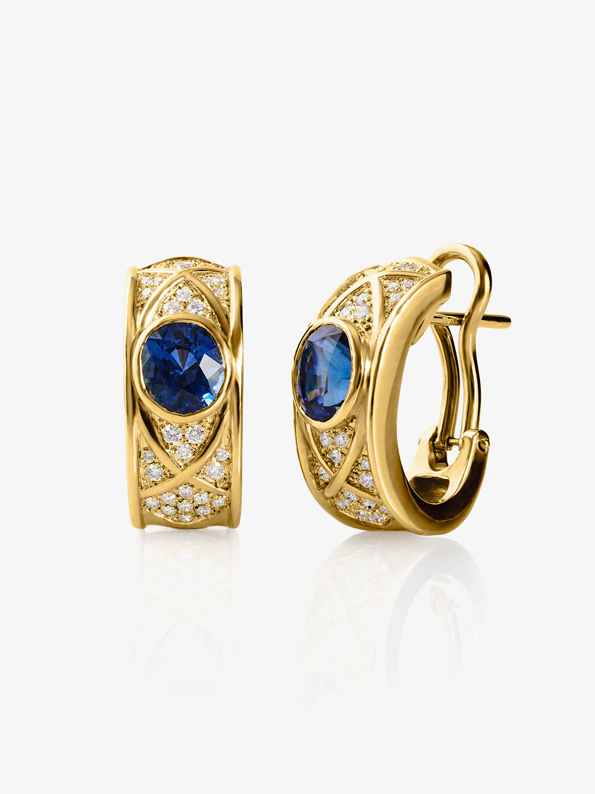 Pendientes de oro amarillo de 18K con zafiro en tallla oval de 3,4 cts y 56 diamantes en talla brillante con un total de 0,4 cts