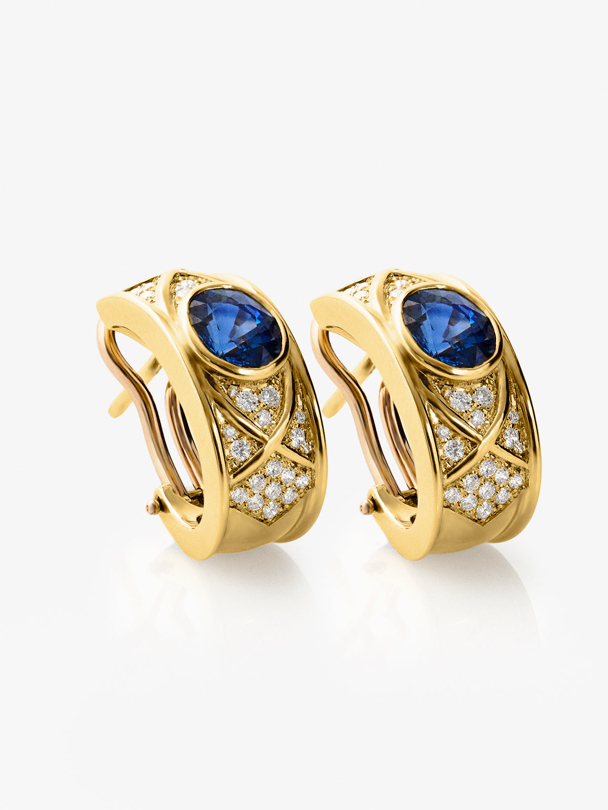Pendientes de oro amarillo de 18K con zafiro en tallla oval de 3,4 cts y 56 diamantes en talla brillante con un total de 0,4 cts