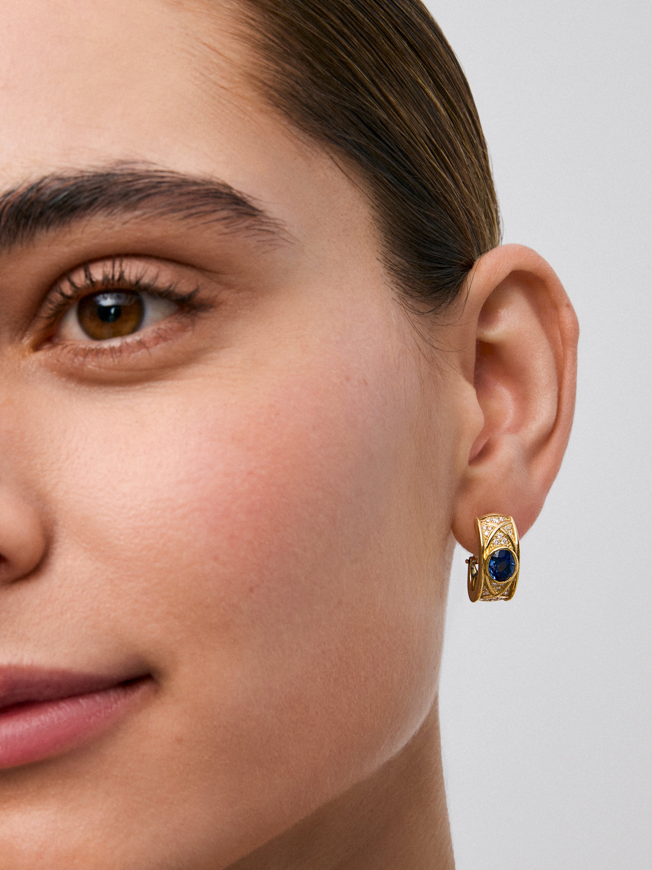 Pendientes de oro amarillo de 18K con zafiro en tallla oval de1,73 cts y diamantes en talla brillante con un total de 1,58 cts