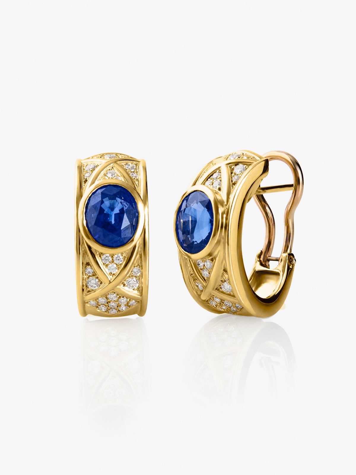 Pendientes de oro amarillo de 18K con zafiro en tallla oval de 3,4 cts y 56 diamantes en talla brillante con un total de 0,4 cts