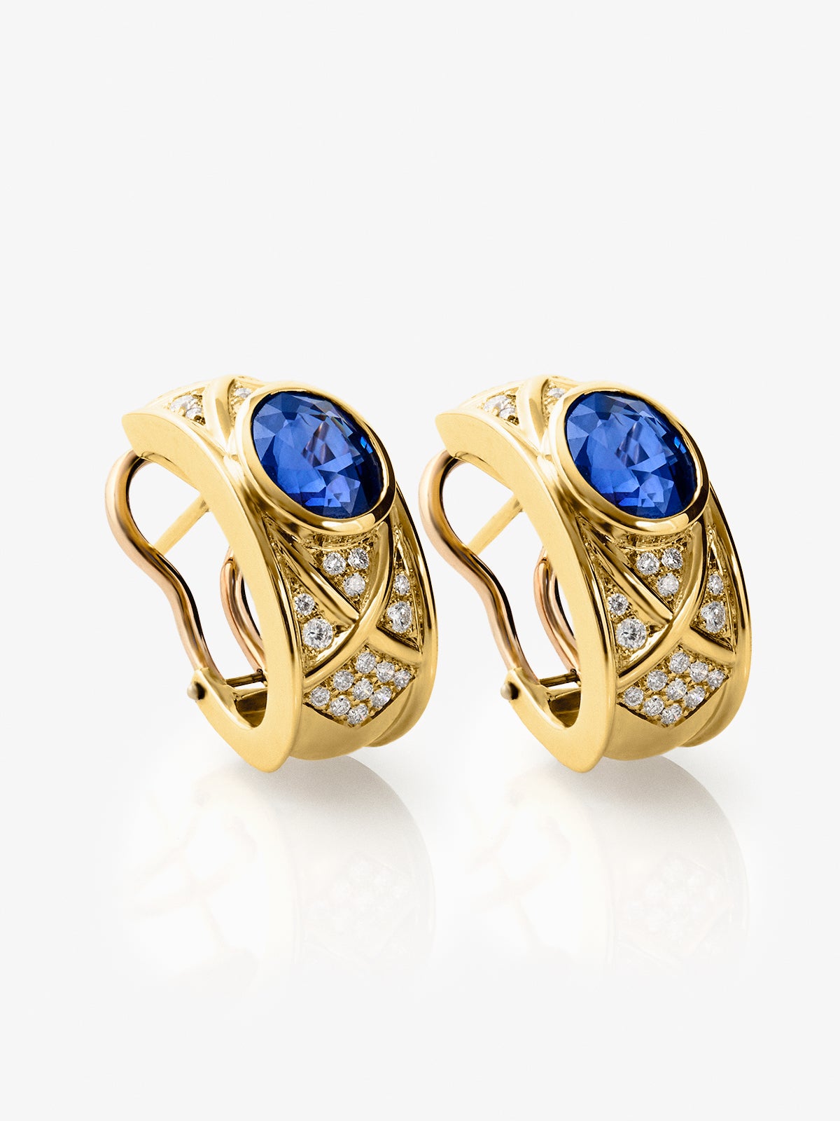 Pendientes de oro amarillo de 18K con zafiro en tallla oval de 3,4 cts y 56 diamantes en talla brillante con un total de 0,4 cts