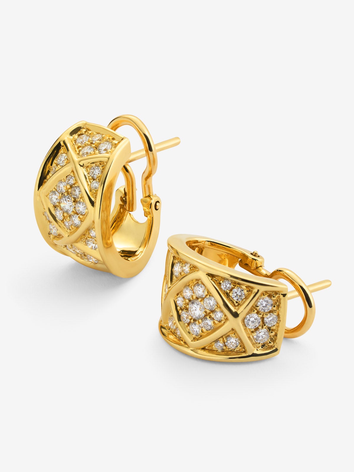 Pendientes de oro amarillo de 18K con 64 diamantes en talla brillante con un total de 0,8 cts