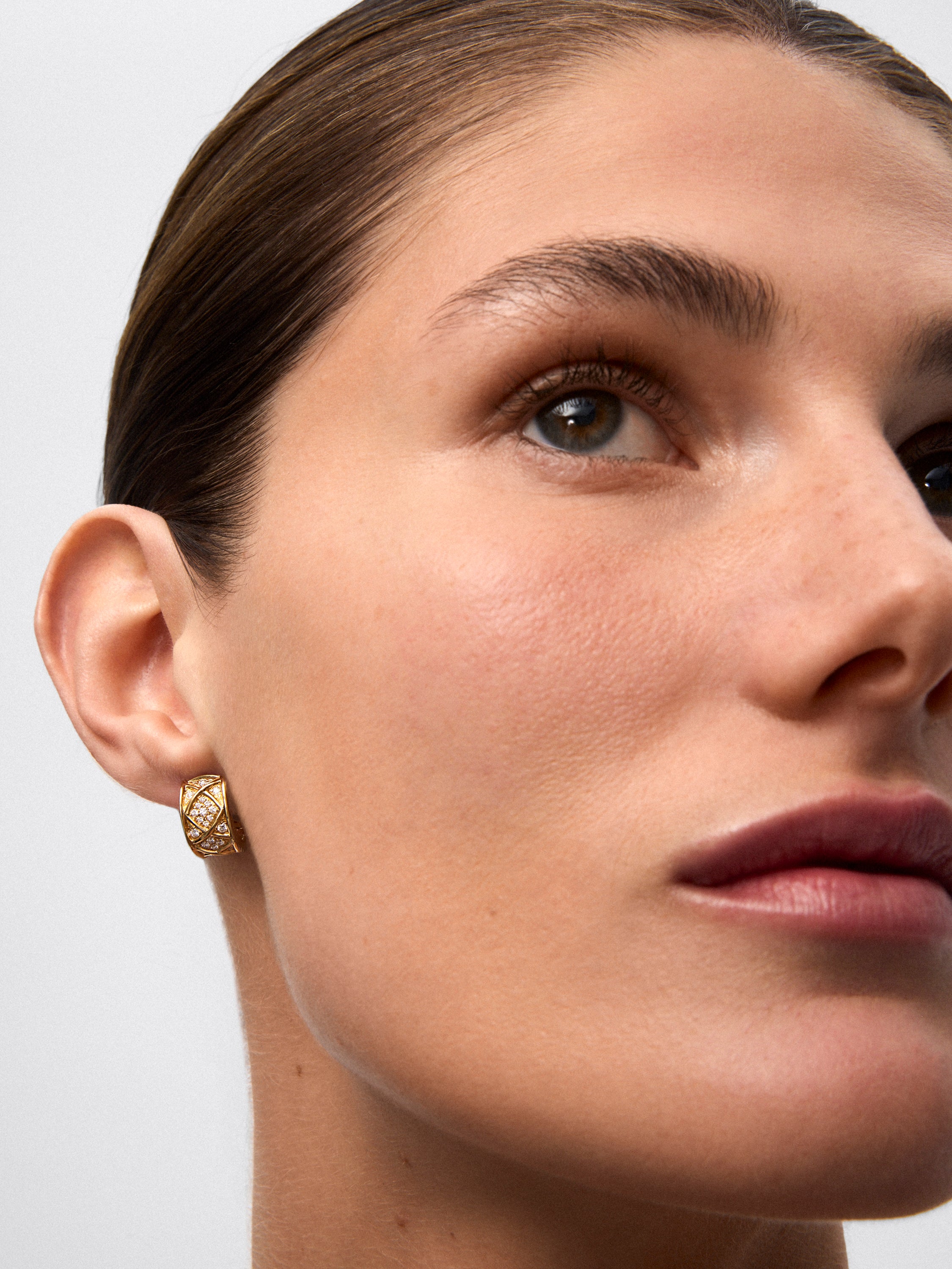 Pendientes de oro amarillo de 18K con 48 diamantes en talla brillate con un total de 0,3 cts