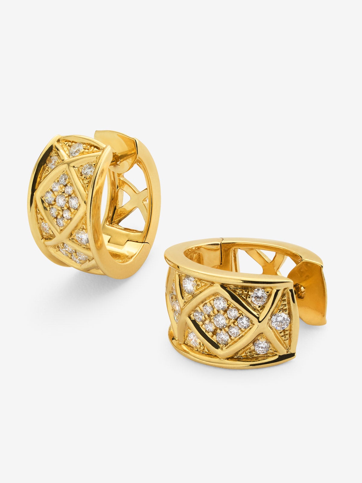 Pendientes de oro amarillo de 18K con 48 diamantes en talla brillate con un total de 0,3 cts