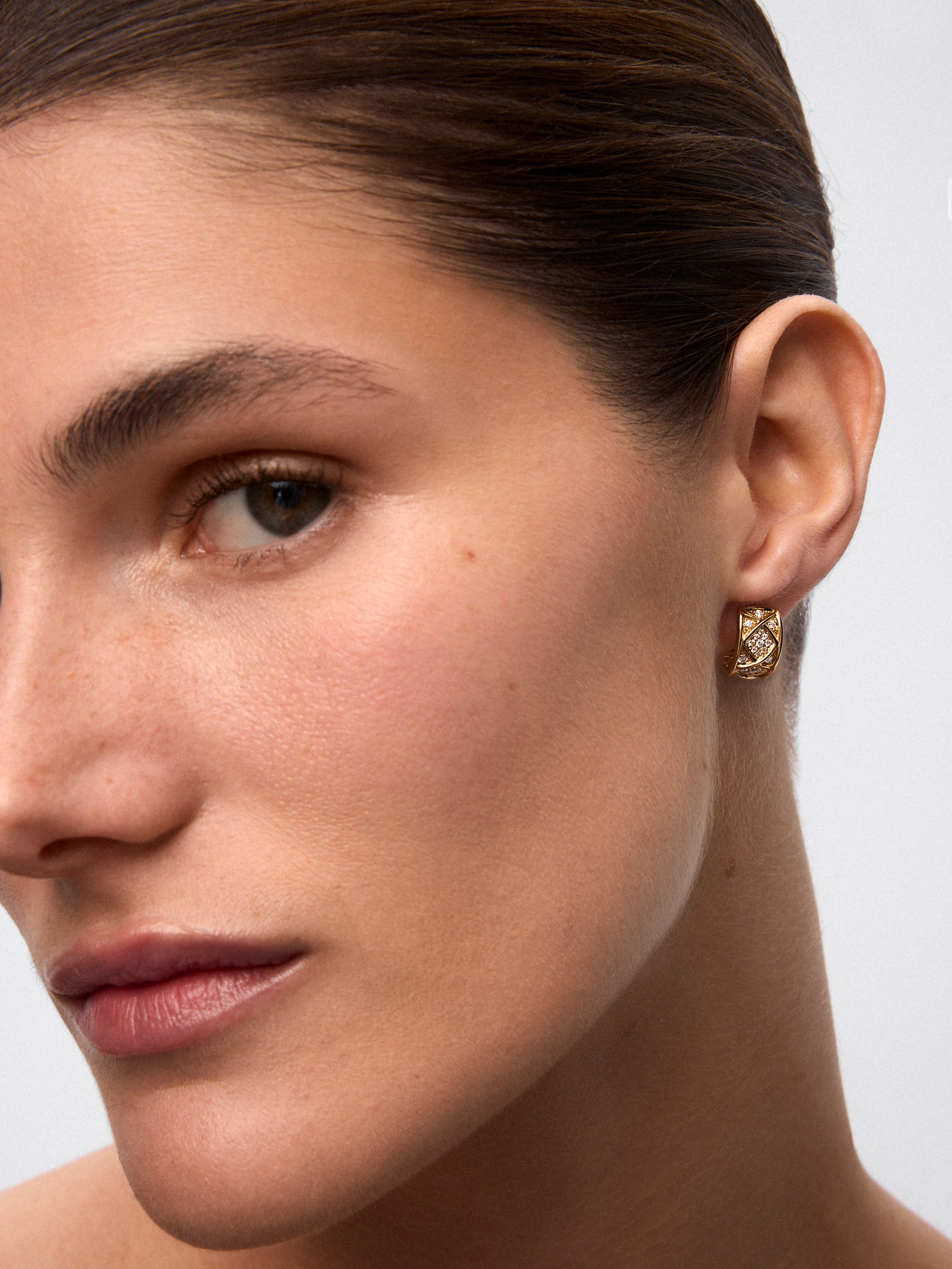 Pendientes de oro amarillo de 18K con 48 diamantes en talla brillate con un total de 0,3 cts