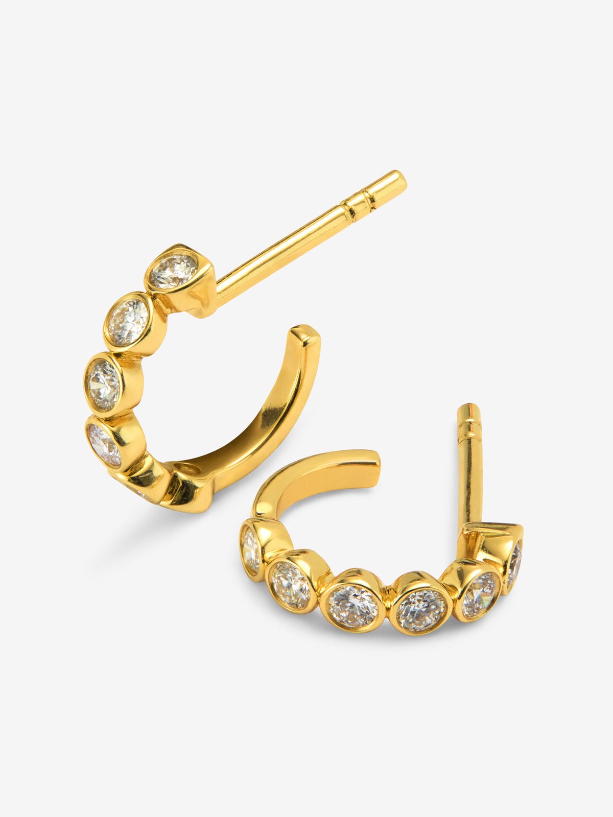 Pendientes de aro en oro amarillo de 18K con 14 diamantes en talla brillante con un total de 0,2 cts