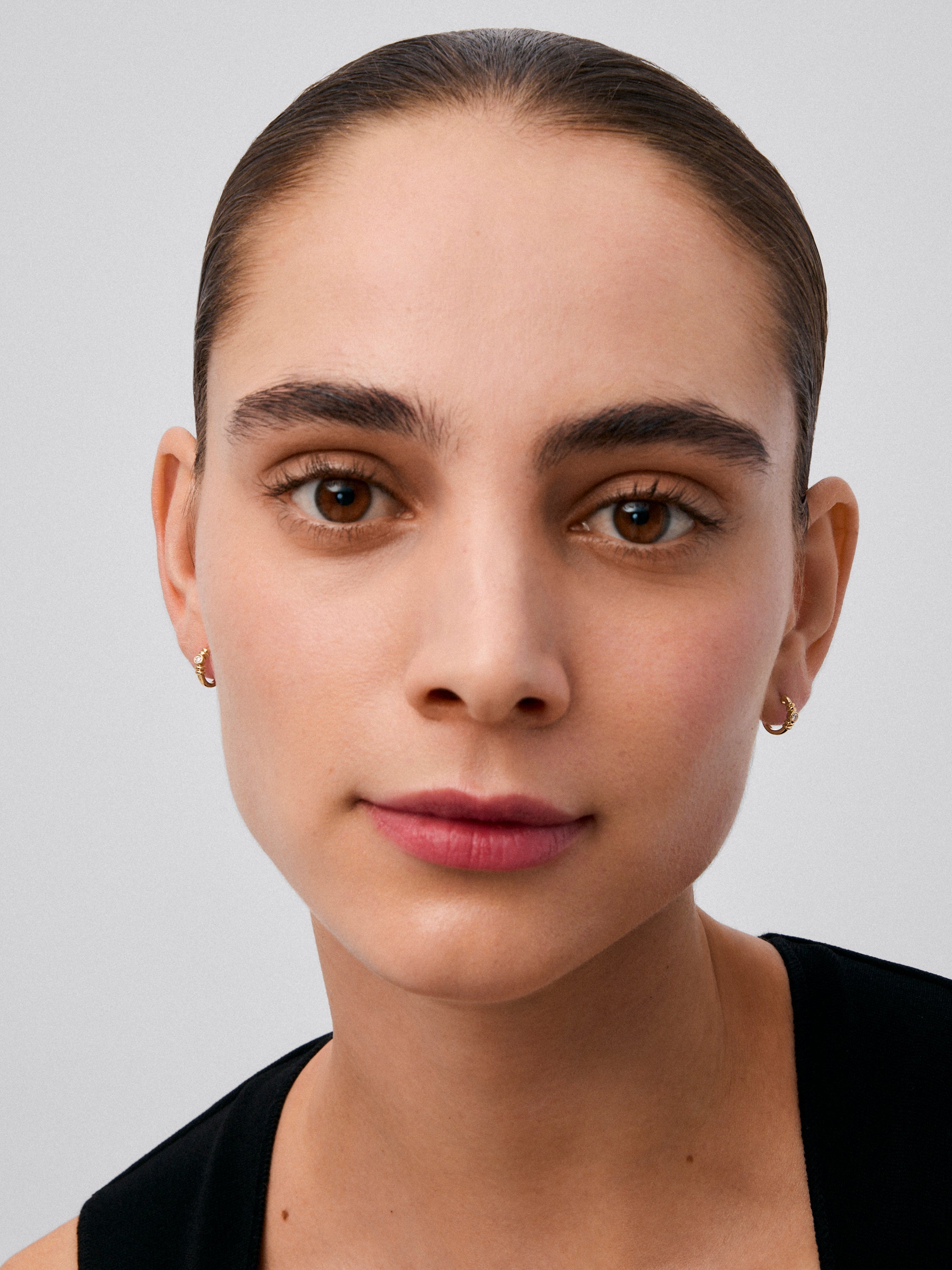 Pendientes de aro en oro amarillo de 18K con diamantes en talla brillante con un total de 0,34 cts