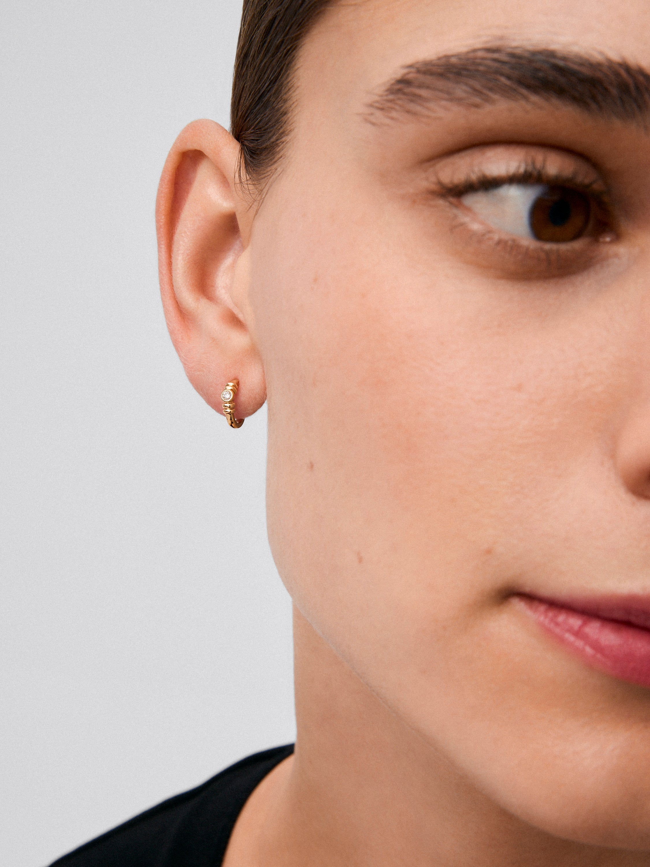 Pendientes de aro en oro amarillo de 18K con diamantes en talla brillante con un total de 0,34 cts