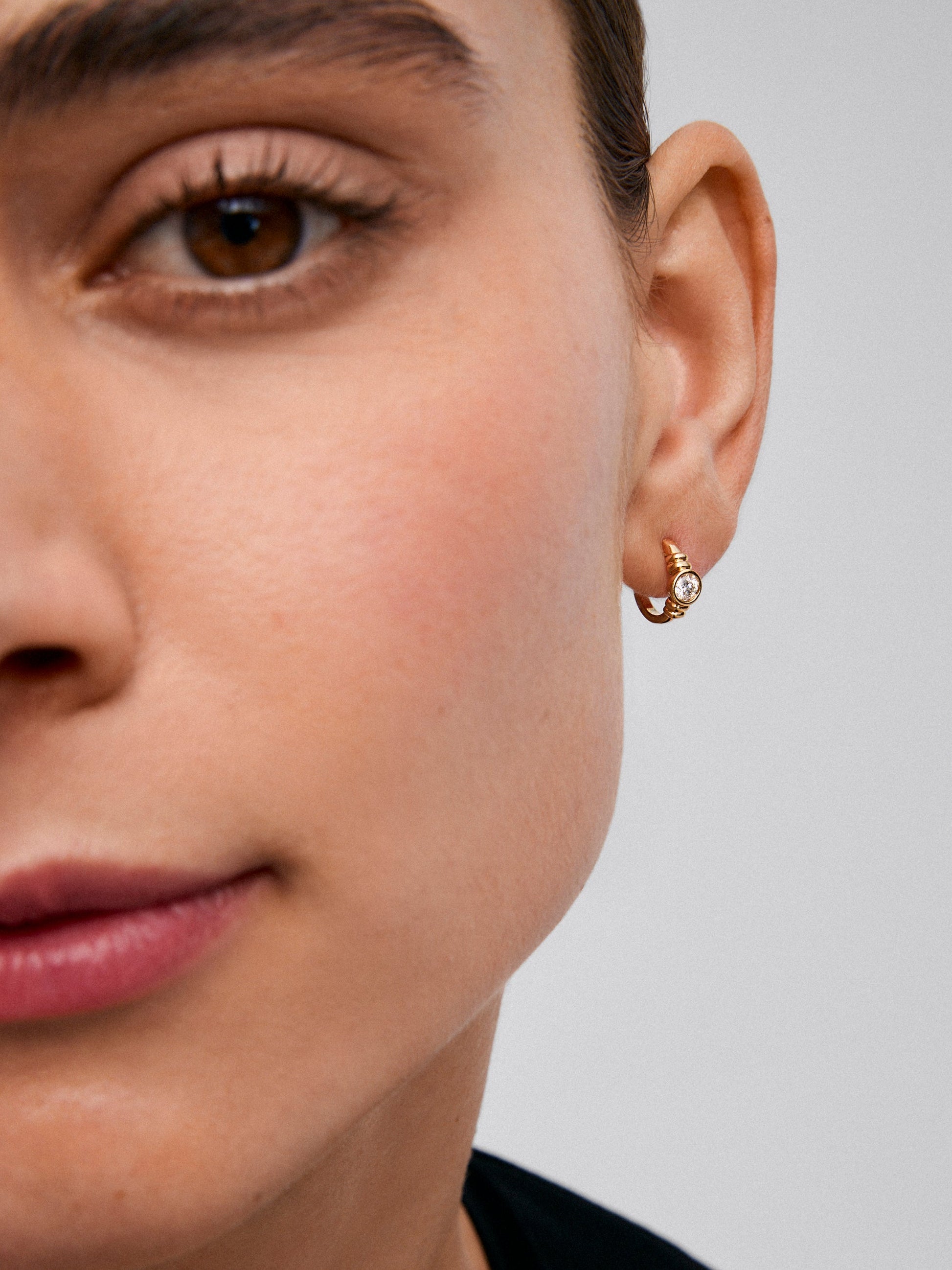 Pendientes de aro en oro amarillo de 18K con diamantes en talla brillante con un total de 0,34 cts