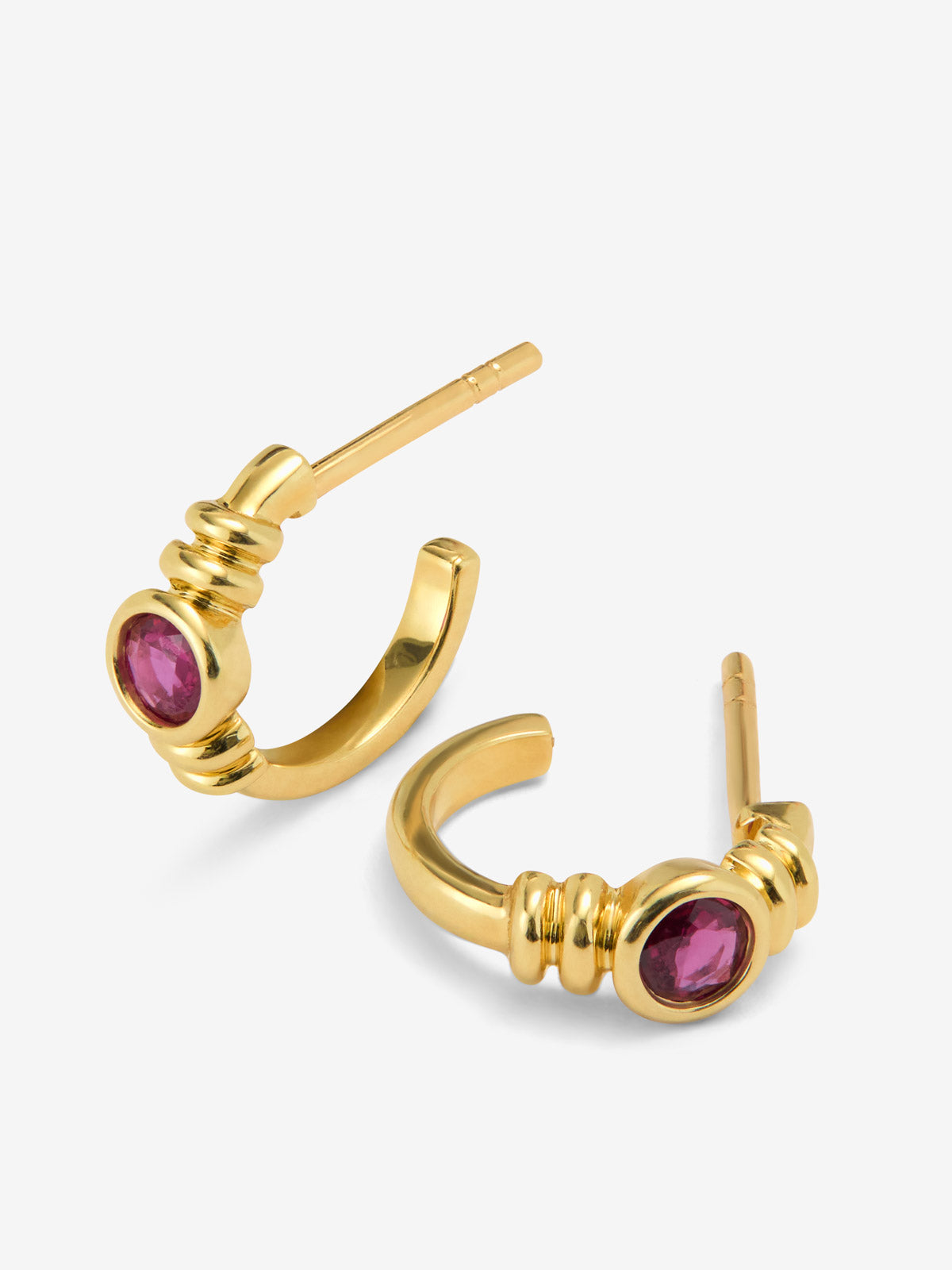 Pendientes de aro en oro amarillo de 18K con rubíes rojos en talla brillante con un total de 0,24 cts 