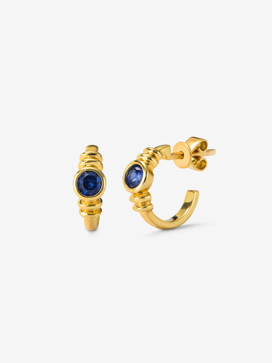 Pendientes de aro en oro amarillo de 18K con zafiros azules en talla brillante con un total de 0,24 cts 