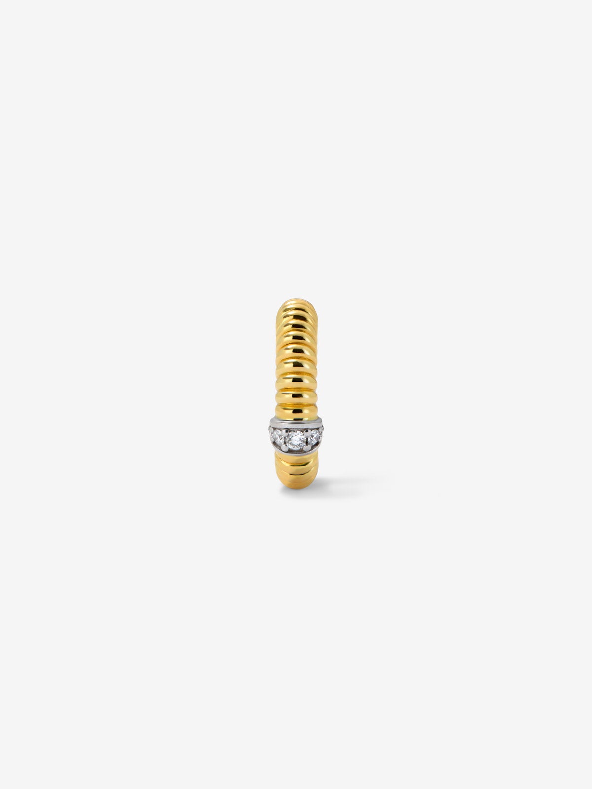 Earcuff gallonado de oro blanco y amarillo de 18K con pavé de diamantes en talla brillante con un total de 0,06 cts