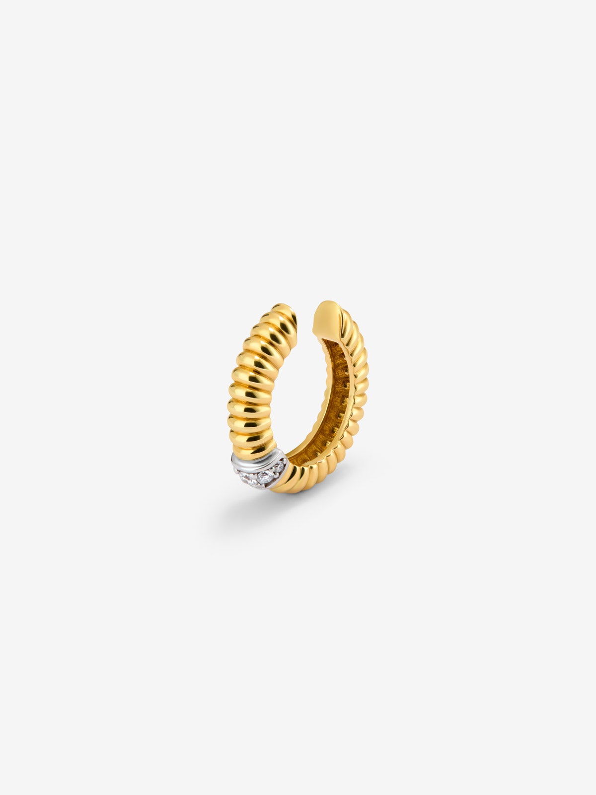Earcuff gallonado de oro blanco y amarillo de 18K con pavé de diamantes en talla brillante con un total de 0,06 cts