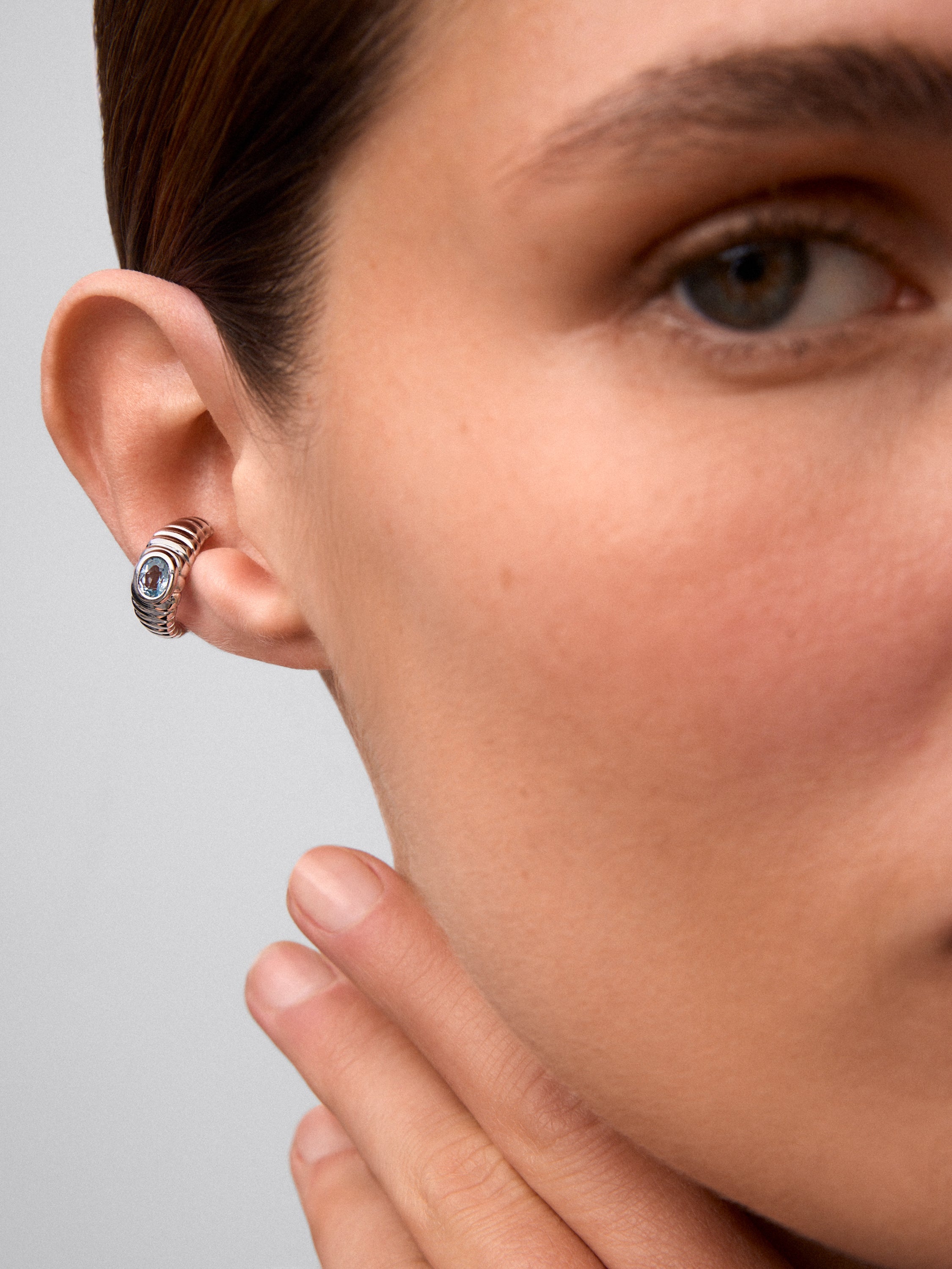 Earcuff de plata 925 con topacio azul sky