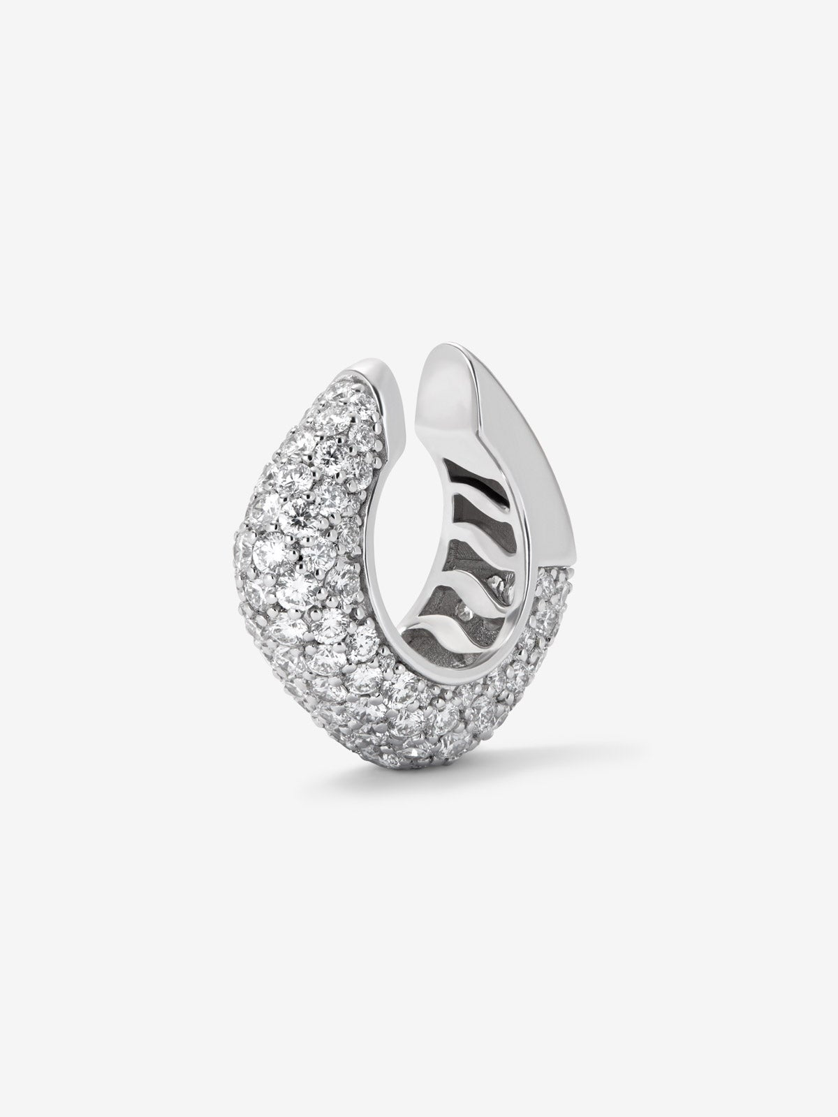 Earcuff de oro blanco de 18K con pavé de diamantes en talla brillante con un total de 2,35 cts