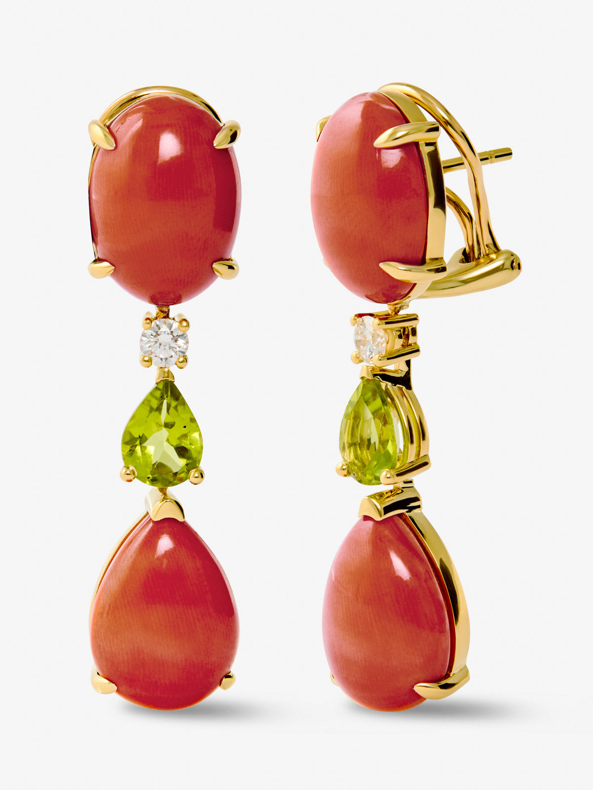 Pendientes de alta joyería en oro amarillo de 18K con corales en talla pera y oval, diamantes en talla brillante y peridotos verdes en talla pera
