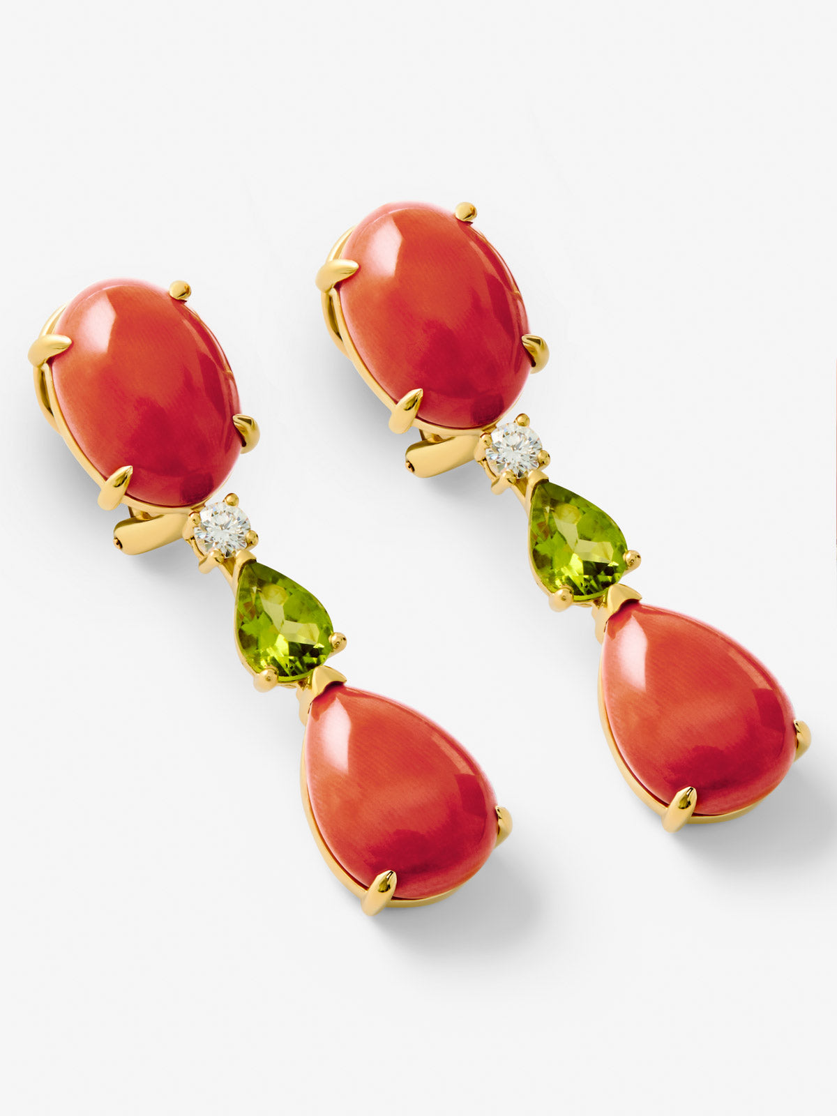 Pendientes de alta joyería en oro amarillo de 18K con corales en talla pera y oval, diamantes en talla brillante y peridotos verdes en talla pera