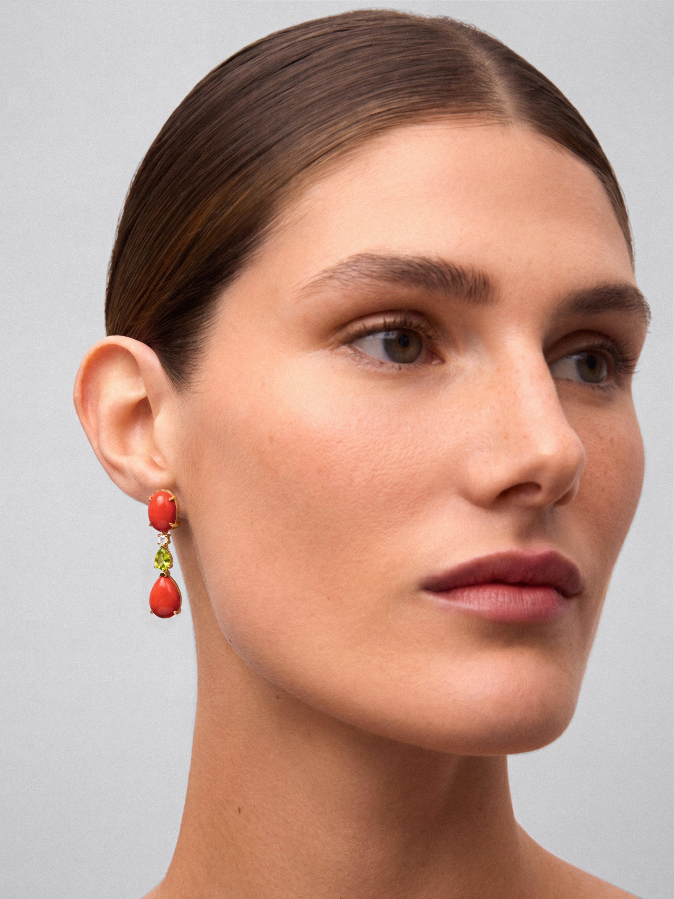 Pendientes de alta joyería en oro amarillo de 18K con corales en talla pera y oval, diamantes en talla brillante y peridotos verdes en talla pera