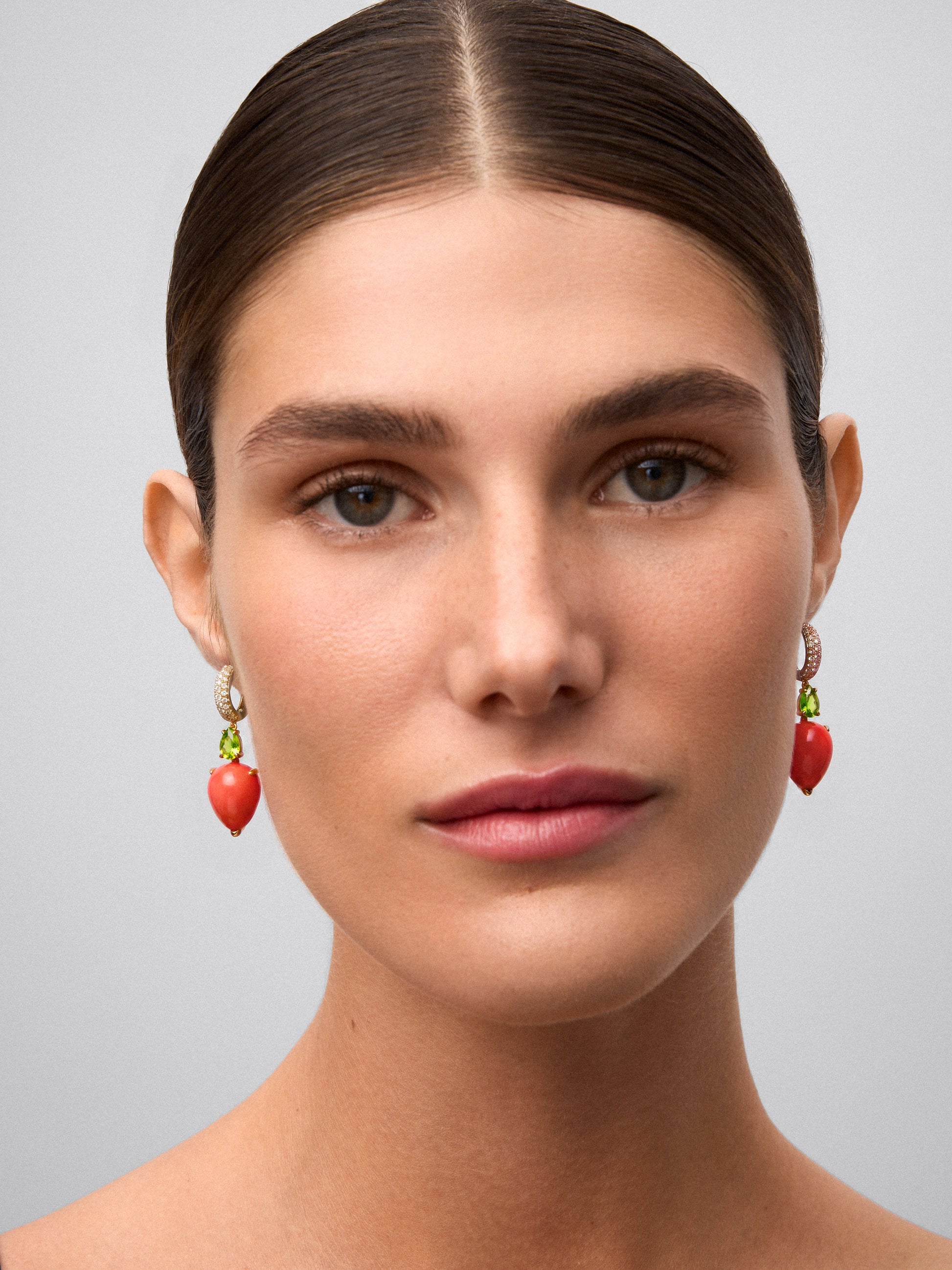 Pendientes de aro de alta joyería en oro amarillo de 18K con corales y peridotos verdes en talla pera y pavé de diamantes