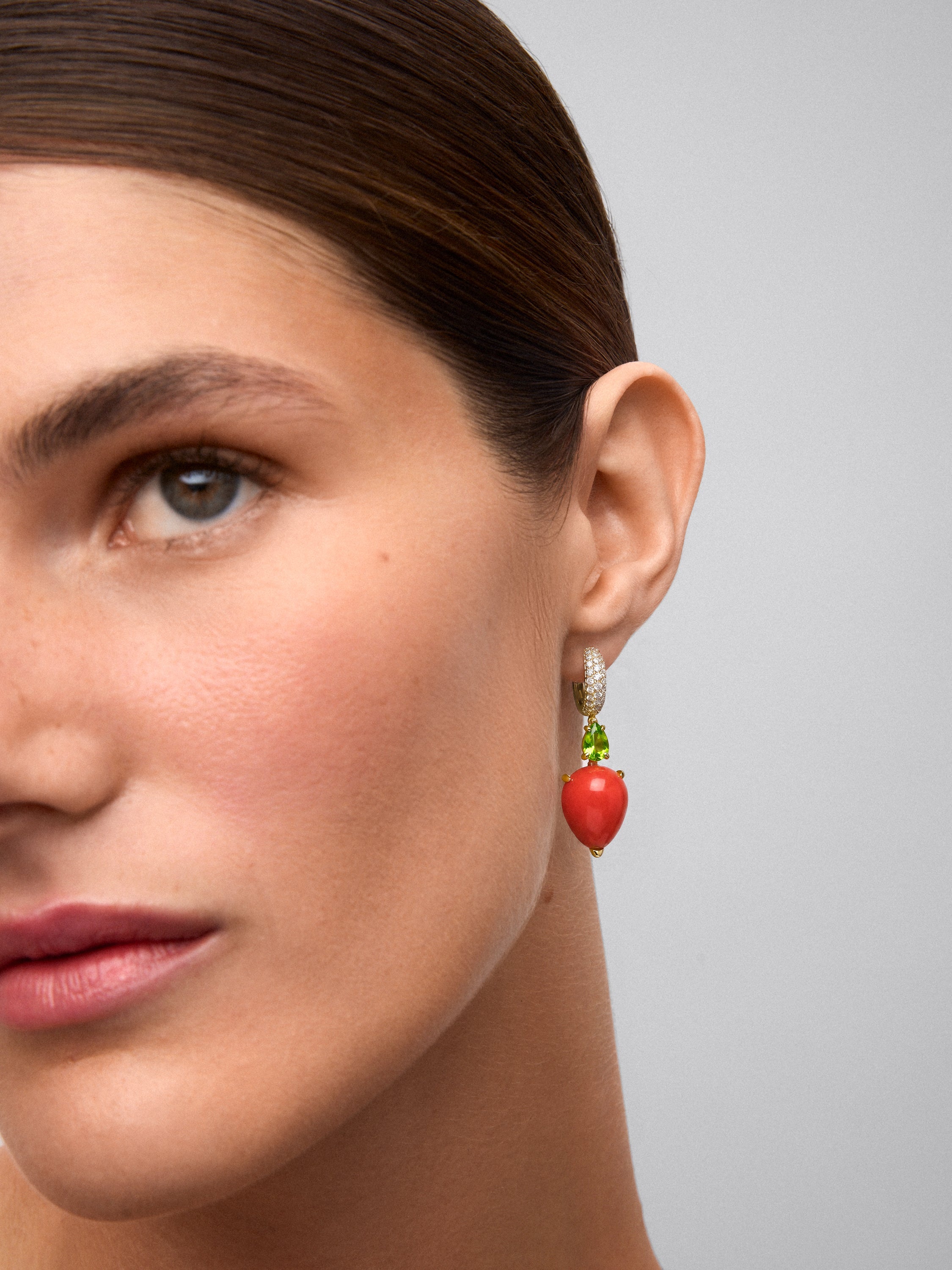 Pendientes de aro de alta joyería en oro amarillo de 18K con corales y peridotos verdes en talla pera y pavé de diamantes