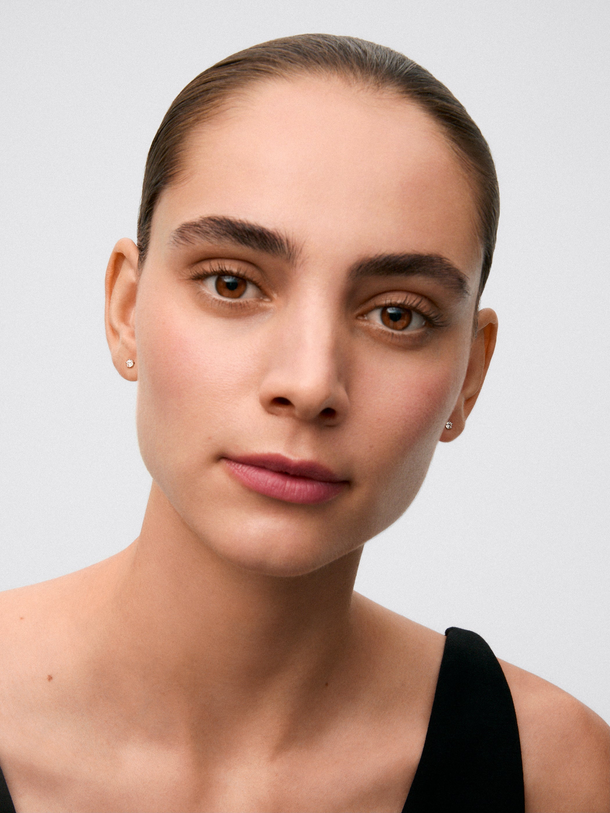 Pendientes de oro blanco de 18K con diamante solitario