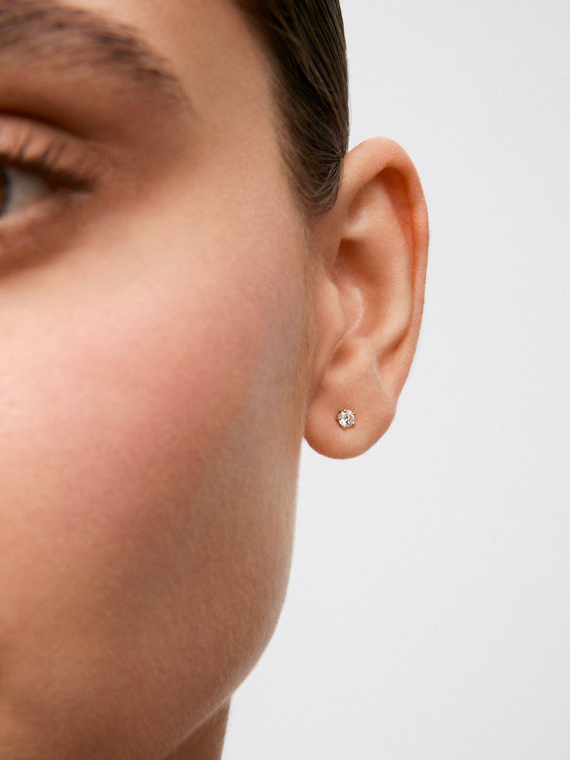 Pendientes de oro blanco de 18K con diamante solitario