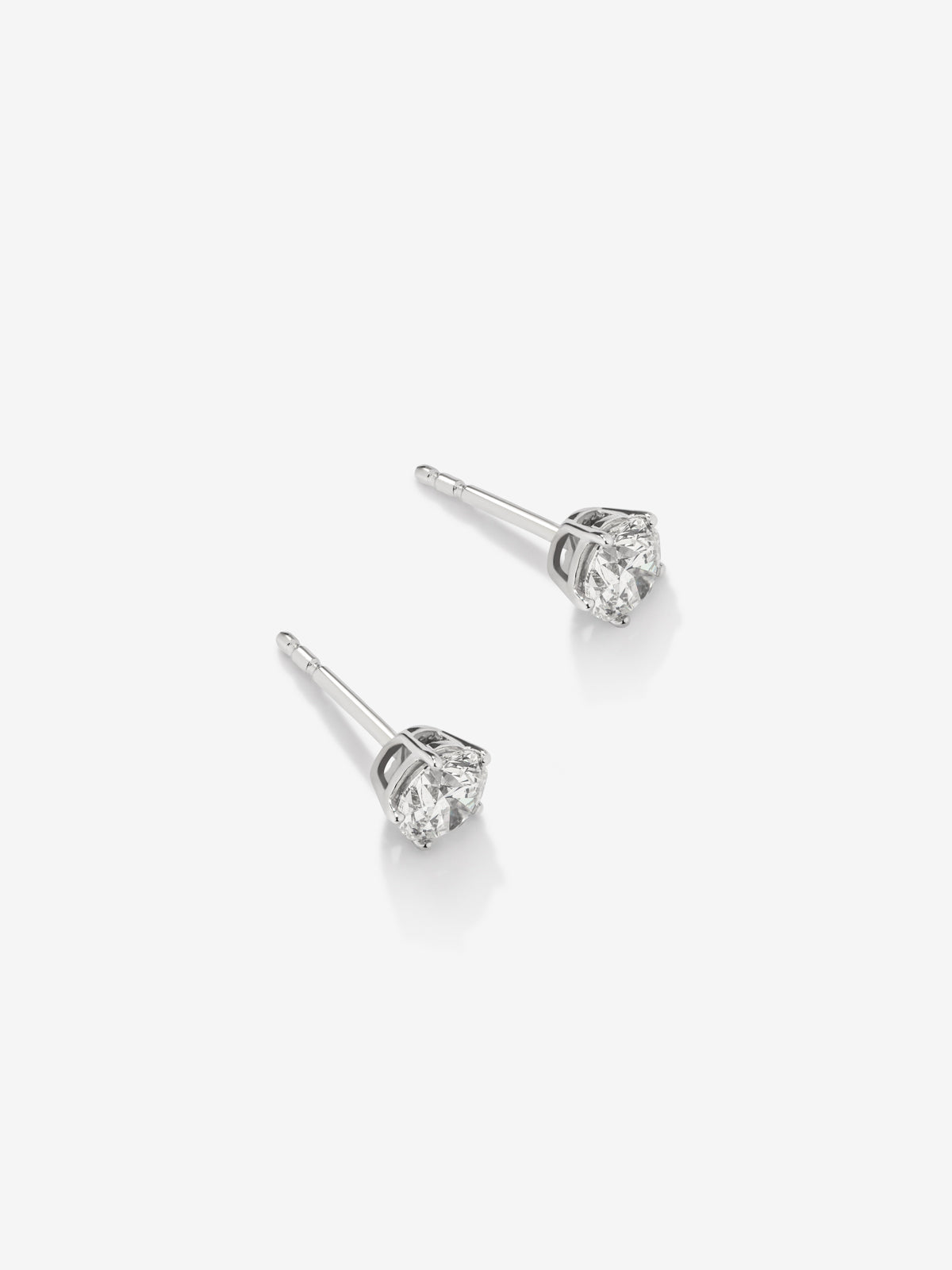 18K white gold earrings with solitary diamond