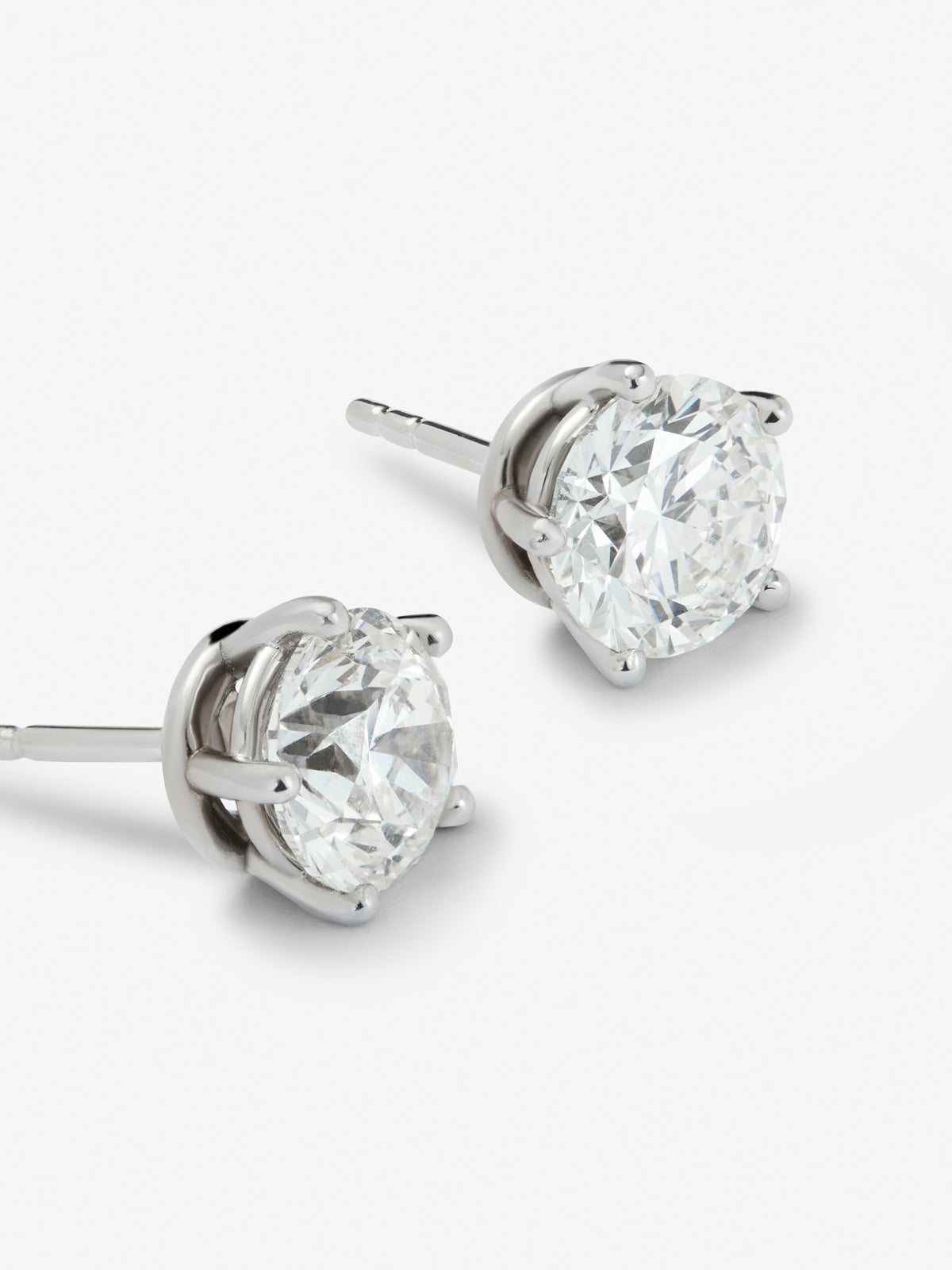 Pendientes de oro blanco de 18K con diamante solitario