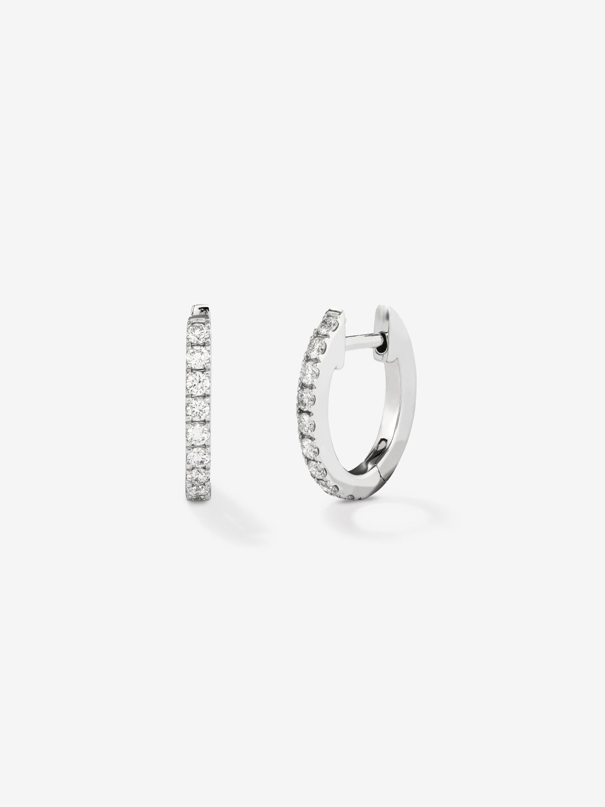 Pendientes de oro blanco de 18K con 18 diamantes en talla brillante con un total de 0,26 cts