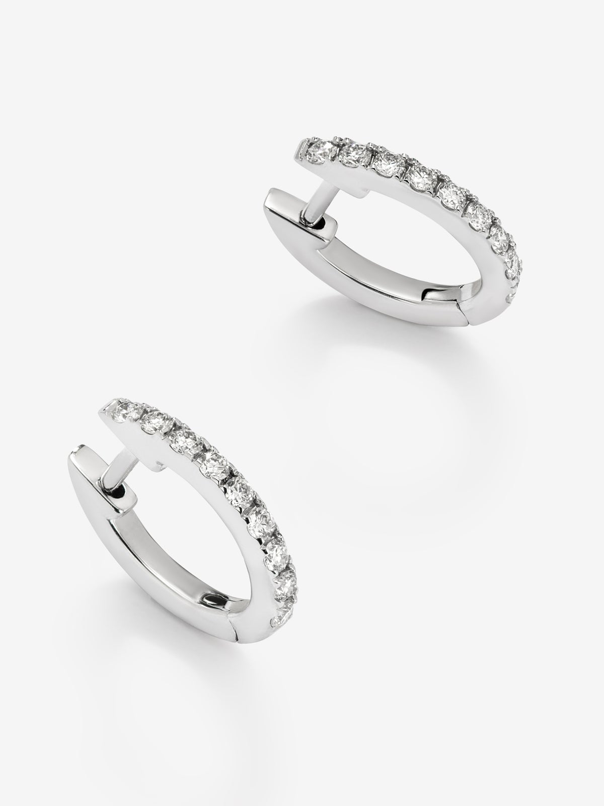 Pendientes de oro blanco de 18K con 18 diamantes en talla brillante con un total de 0,26 cts