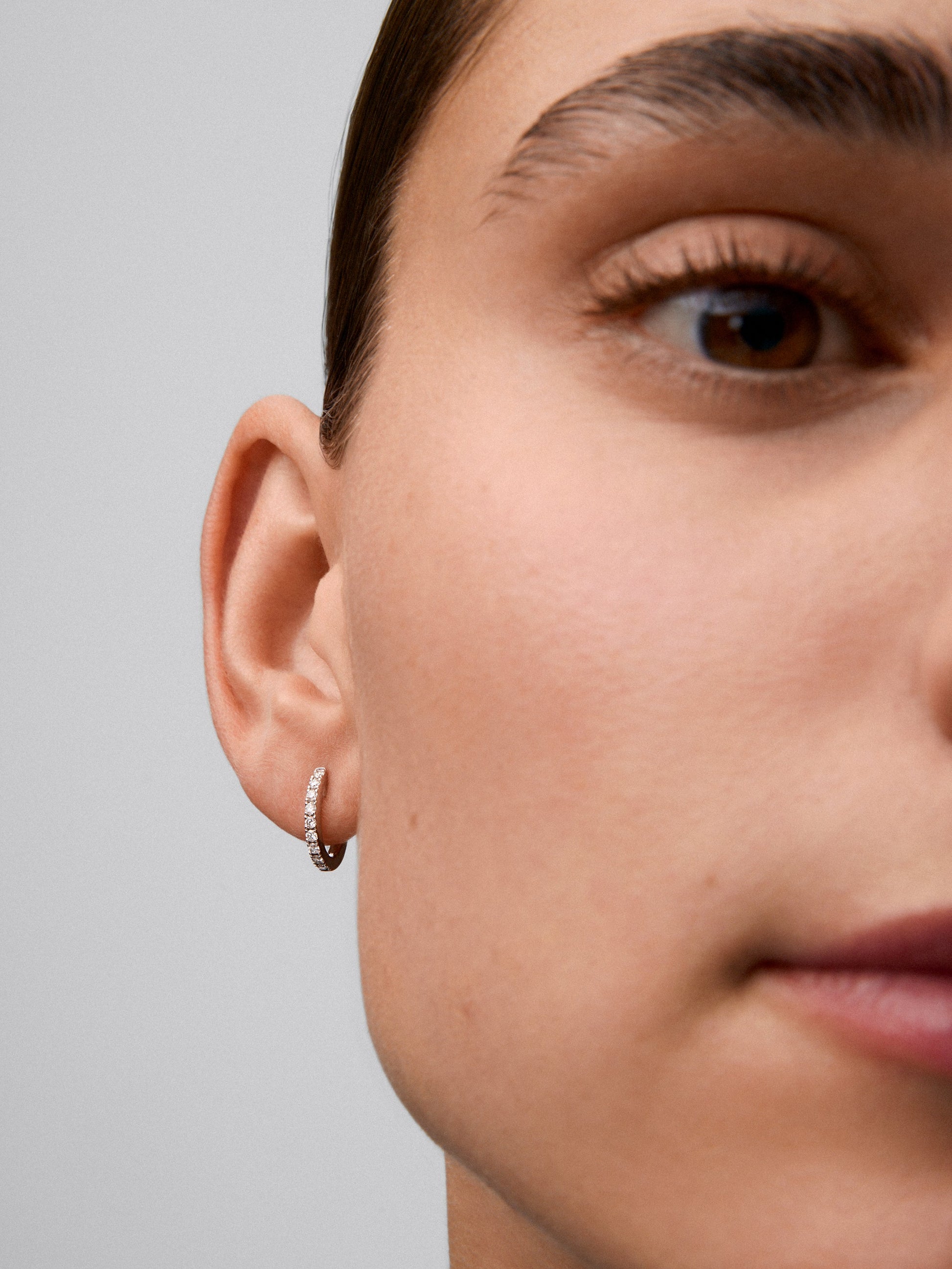 Pendientes de oro blanco de 18K con 18 diamantes en talla brillante con un total de 0,26 cts